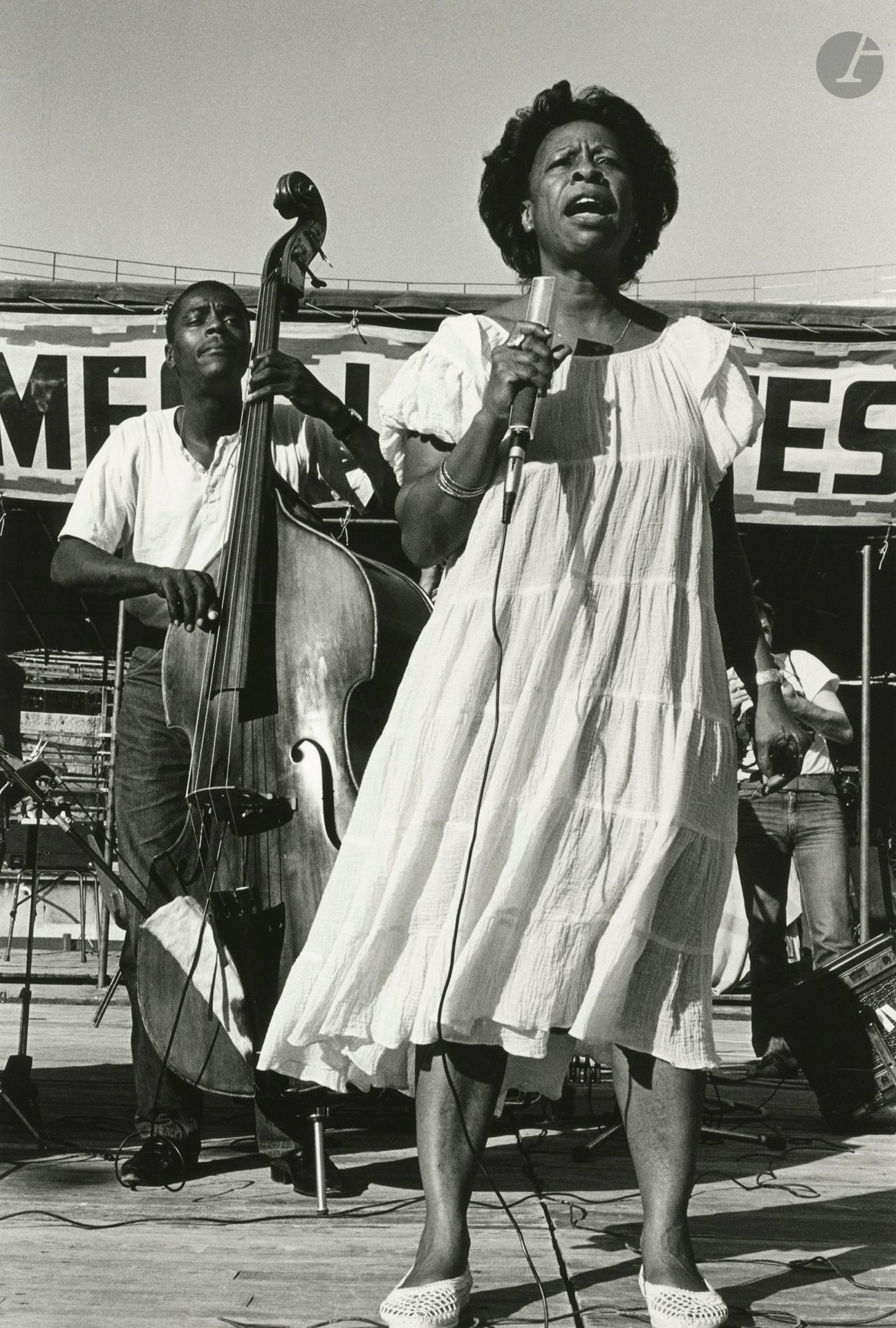 Claude Vesco (1950) 
Betty Carter. Jazz Festival de Nîmes, 1981. 
Épreuve argentique (c. 2000), signée, titrée, datée et numérotée à 7 exemplaires à l'encre par le photographe, ainsi que tamponnée par le tireur au verso. 
Image : 37 x 25 cm - Feuille : 40 x 30,5 cm 
(Pliure dans la marge)