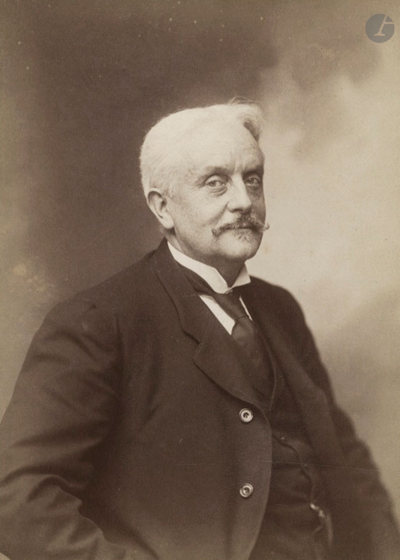 Paul Nadar (1856-1939)
Autoportrait, c. 1900-1910. 
Épreuve sur papier albuminé, contrecollée sur carton. 
13 x 9,3 cm