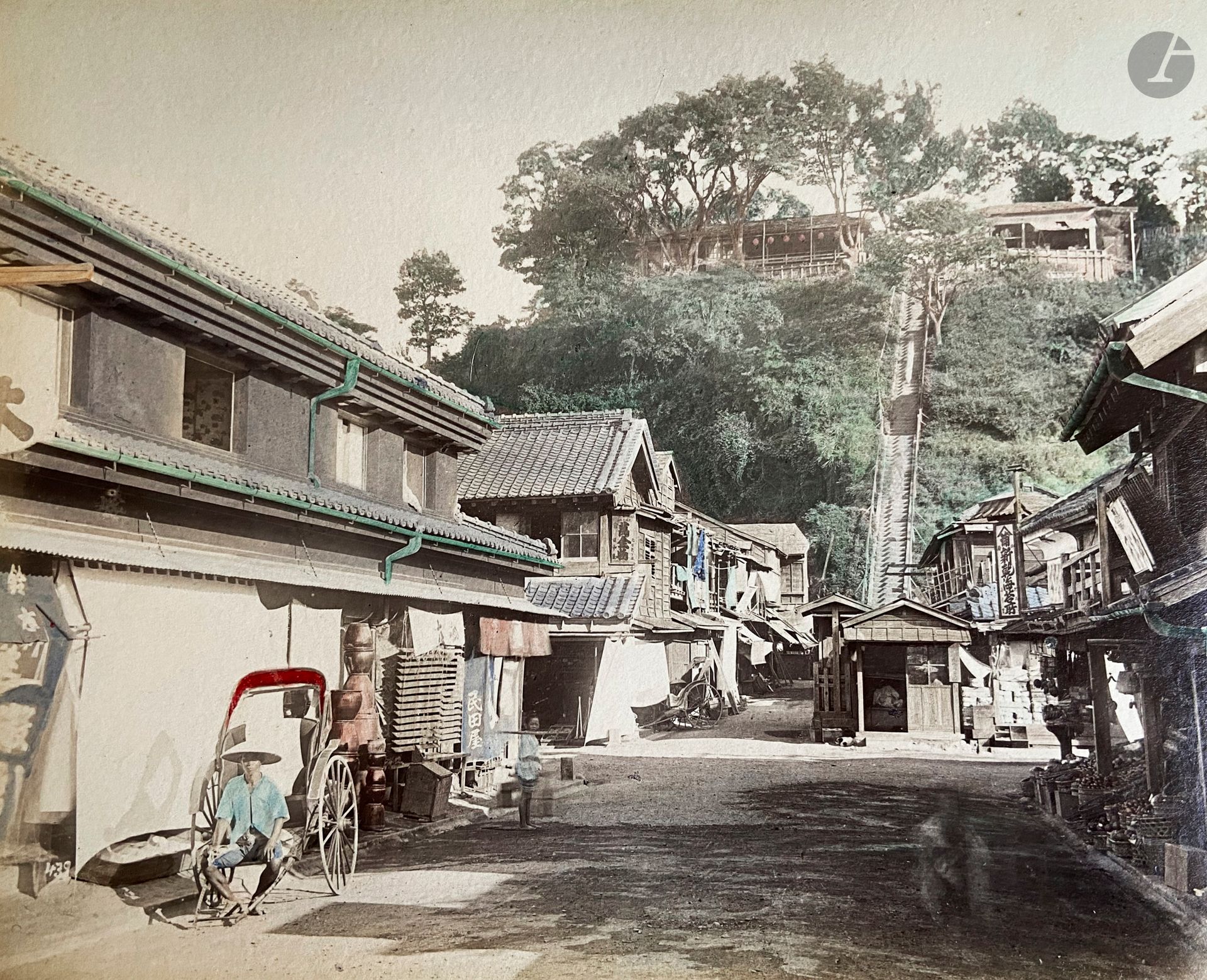 Adolfo Farsari - Kusakabe Kimbei - Shuzaburo Usui et divers
Japon, c. 1880-1890.
Uyeno. Wisteria. Tokyo. Nikko. Kanazawa. Tomioka. Miyanishita. Kyoto. Nasaki. Masseur aveugle. Femmes à l'ombrelle. Fileuse de coton. Marchand de tissu. Sumos. Pompiers.
Album in-4 oblong, plats en laque, composé de 50 épreuves sur papier albuminé, contrecollées sur cartons et rehaussées à l’aquarelle. Nombreuses légendes en bandeaux en bas des épreuves.
Formats : 19 x 24 à 20 x 26 cm