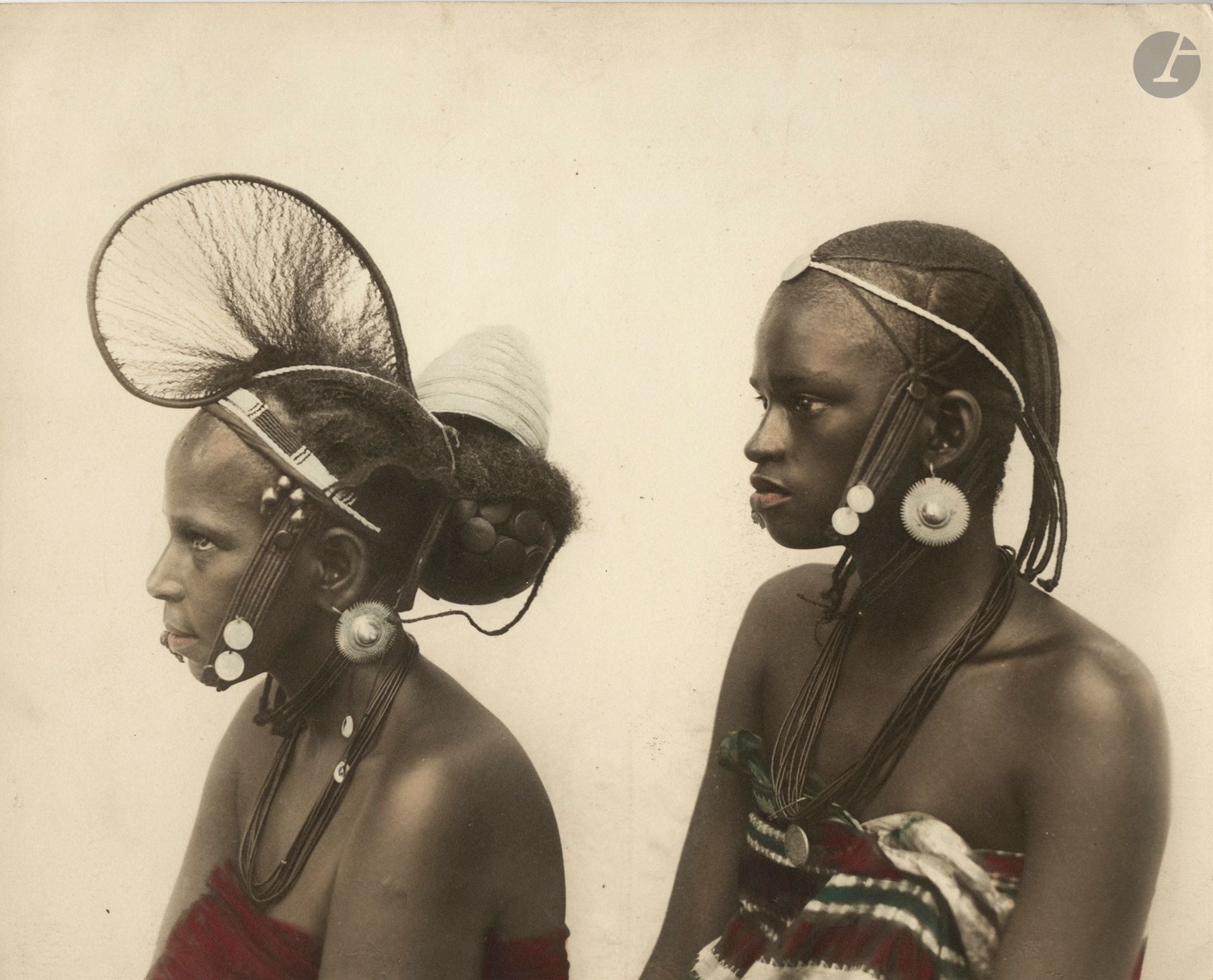 A. Deschacht   
Coiffure de femme Foulah (Peul). Guinée, c. 1920-1930.
Épreuve argentique d'époque, rehaussées de couleurs. 
24 x 30 cm