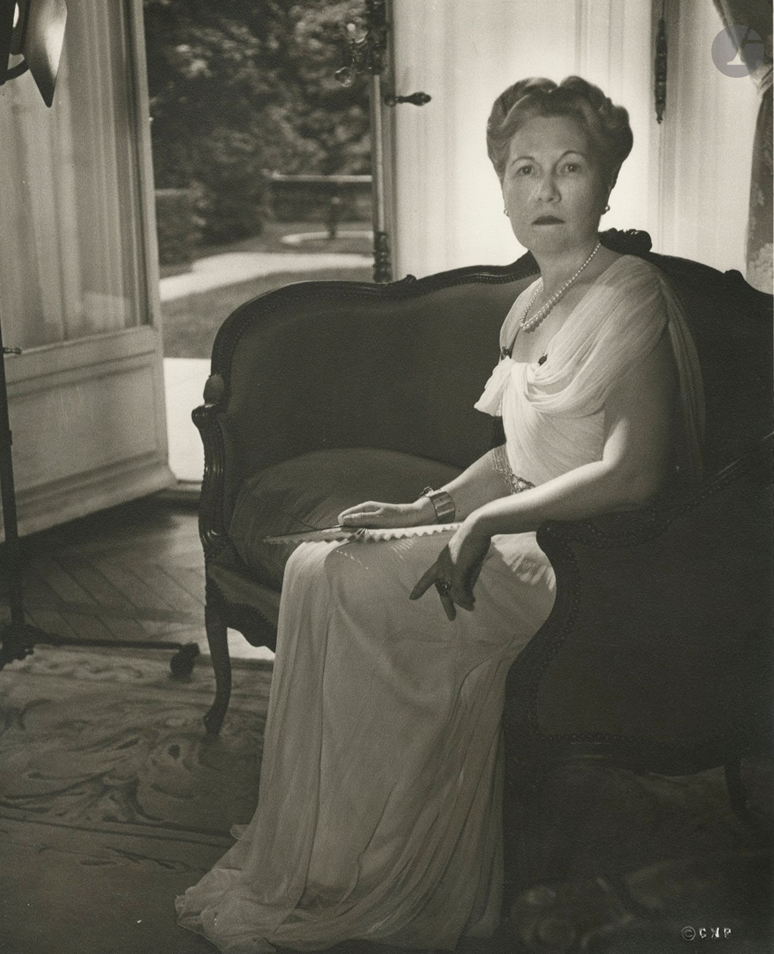 Horst P. Horst (1906-1999)
Lady Clementine Churchill (?), 2 octobre 1947. 
Épreuve argentique d'époque. Timbre sec "©CNP" en bas à droite de l'épreuve. Tampons "Horst Vogue Studio" et "Conde Nast Publications", date au verso. 
Image : 23,8 x 19 cm - Feuille : 25,2 x 20,2 cm