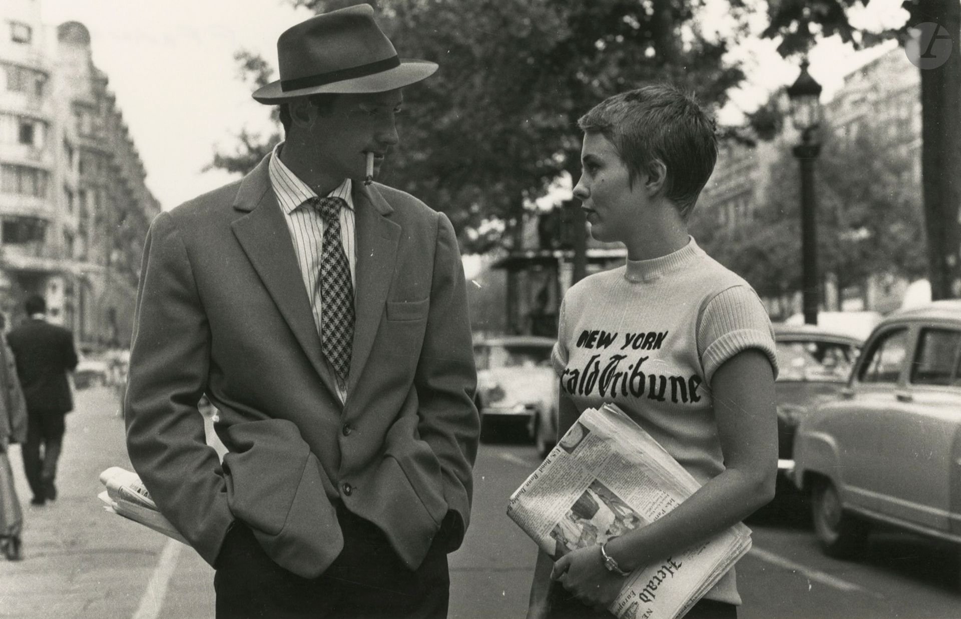 Raymond Cauchetier (1920-2021) 
Jean-Paul Belmondo et Jean Seberg sur le tournage d'À bout de souffle de Jean-Luc Godard, 1959.
Épreuve argentique (c. 1980). Tampon d'agence et annotations manuscrites au verso. 
Image : 16 x 25 cm - Feuille : 21 x 29,5 cm