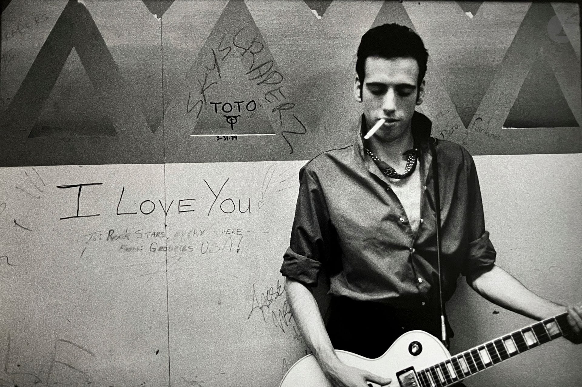Pennie Smith (1949)
The Clash, c. 1979-1980. 
Mick Jones. 
Silver print (c. 1990). Copyright Pennie Smith" stamp on verso.
Image : 32.5 x 48 cm - Sheet : 40.5 x 50.5 cm
