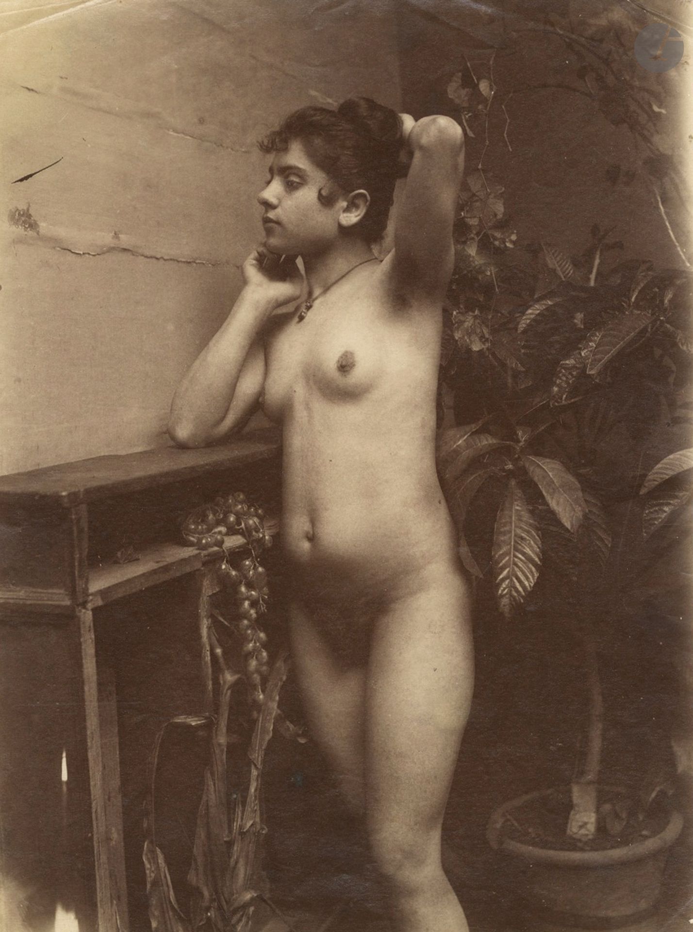 Wilhelm von Gloeden (1856-1931)
Jeune fille, c. 1900. 
Épreuve sur papier albuminé. Tampon du photographe et annotations au verso. 
22,2 x 16,8 cm