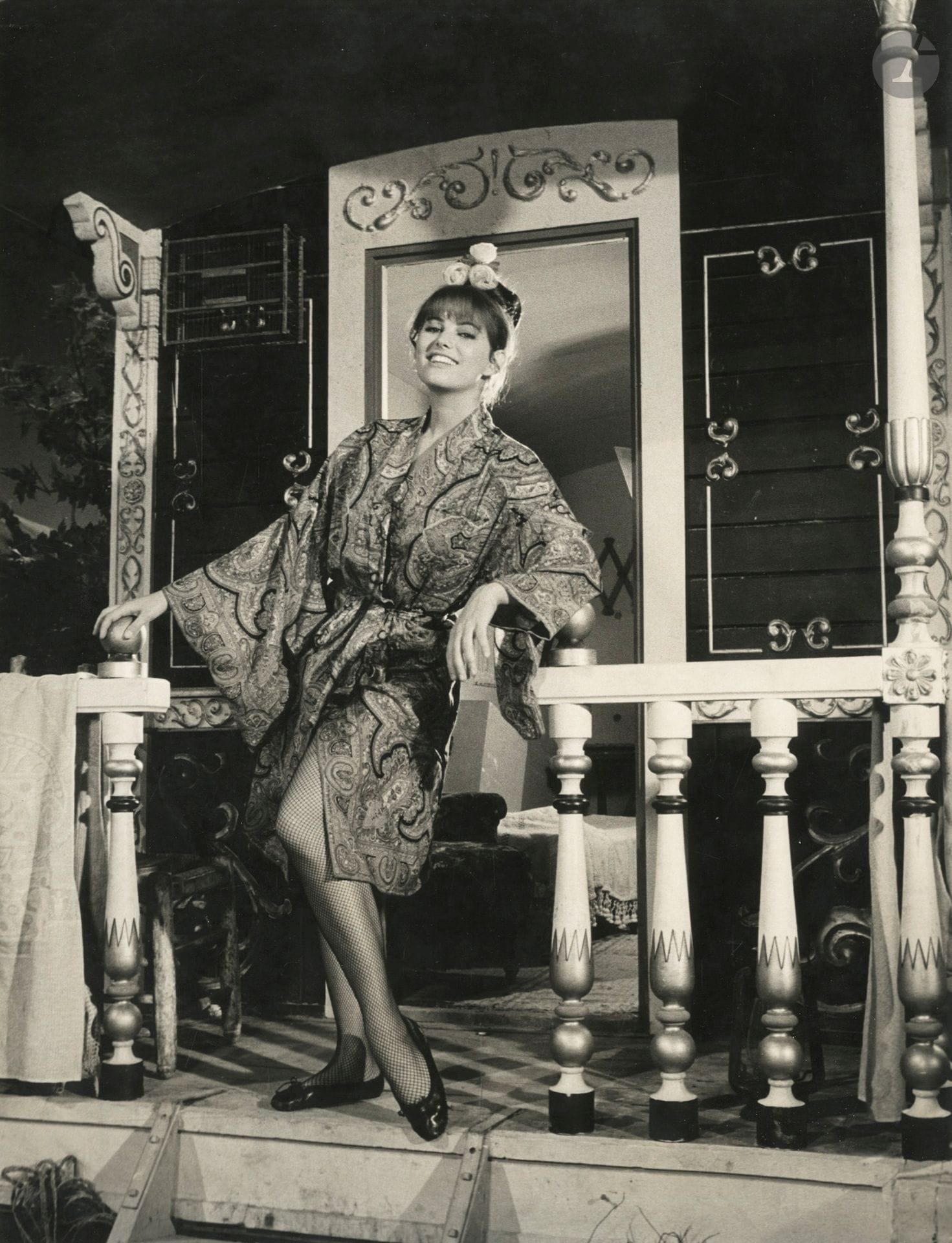 Pierluigi Praturlon (1924-1999) 
Claudia Cardinale sur le tournage de Circus World de Henry Hathaway, 1963. 
Épreuve argentique d'époque. Tampons d'agences, annotations, date et indications de recadrage au verso. 
29,5 x 23 cm