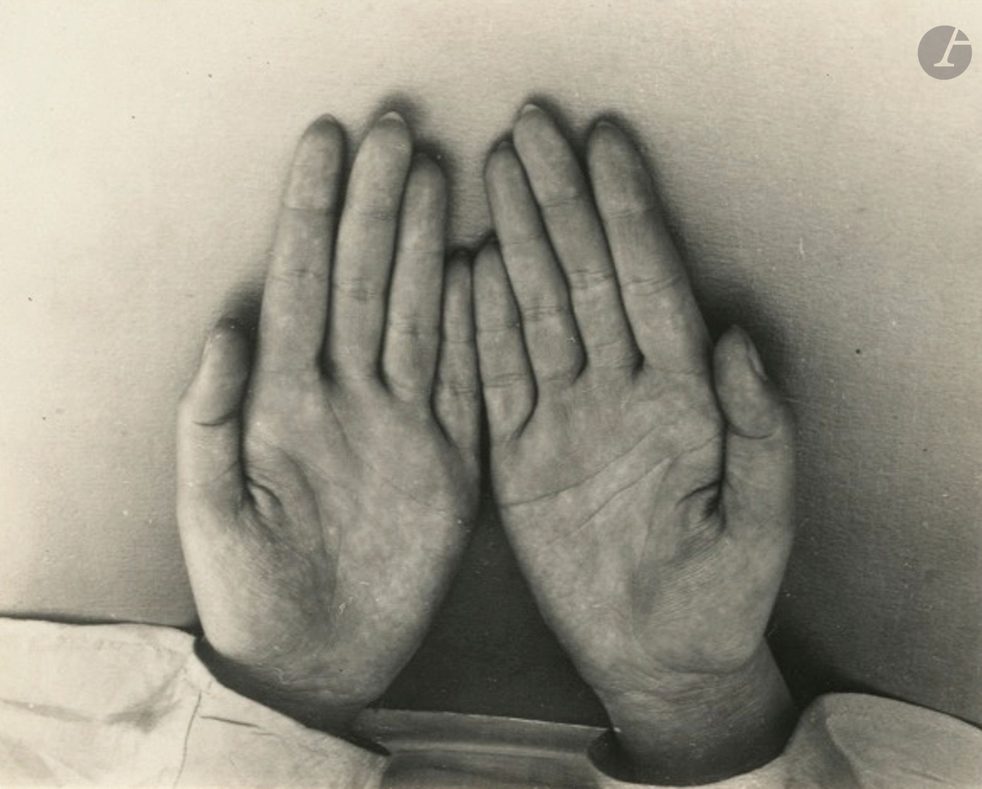 H. H. 
Études des deux faces des mains, 1931. 
Deux épreuves argentiques d'époque, montées par les bords supérieurs sur cartons. Initiales du photographe à l'encre en bas à gauche des montages et dates manuscrites aux versos. 
Format moyen : 8 x 10 cm