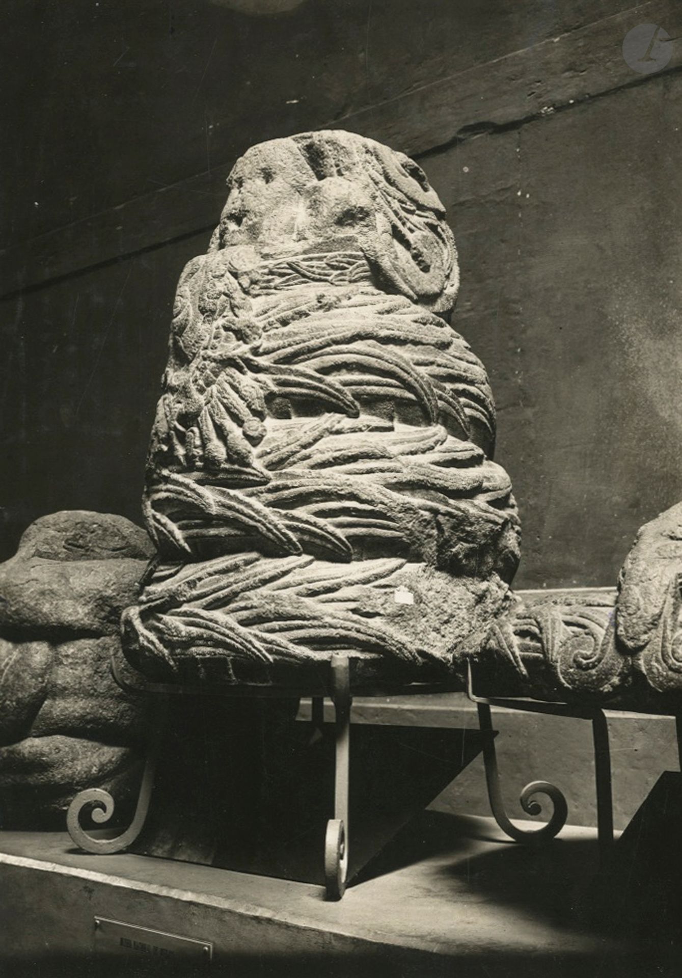 Hugo Brehme (1882-1954)
Quetzalcóatl sculpture. Mexico, 1939. 
Vintage silver print. Typed caption on laminated label with photographer's credit in pencil on verso. 
Image : 17,2 x 12 cm - Sheet : 18 x 12,7 cm