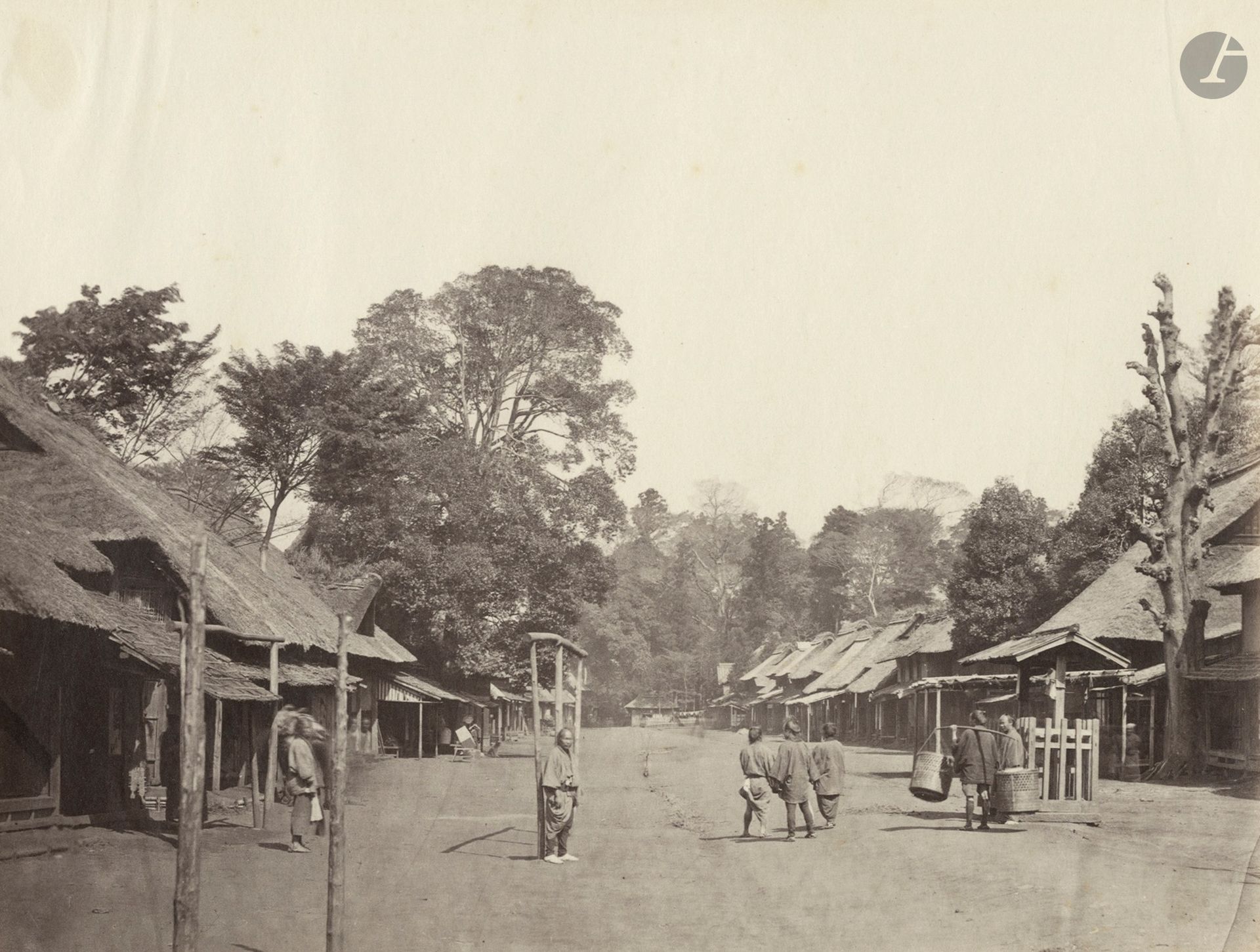 Felice Beato (1832-1909)
Village de Hara-Machida, 1866.
Épreuve sur papier albuminé, contrecollée sur carton. Annotations manuscrites sur le montage.
21 x 29 cm

Une épreuve similaire et attribuée à Felice Beato est conservée dans les collections du Musée Guimet à Paris.