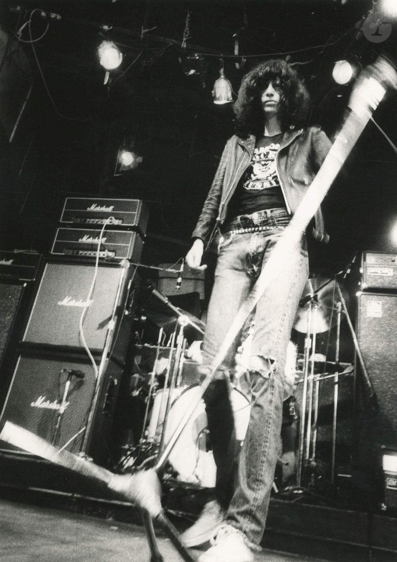 David Godlis (1951)
Joey Ramone, chanteur du groupe punk rock Ramones, au CBGB. New York, 1977. 
Épreuve argentique d'époque. Tampon du photographe, titre et date sur étiquette tapuscrite au verso. 
Image : 22 x 16 cm - Feuille : 25,3 x 20 cm