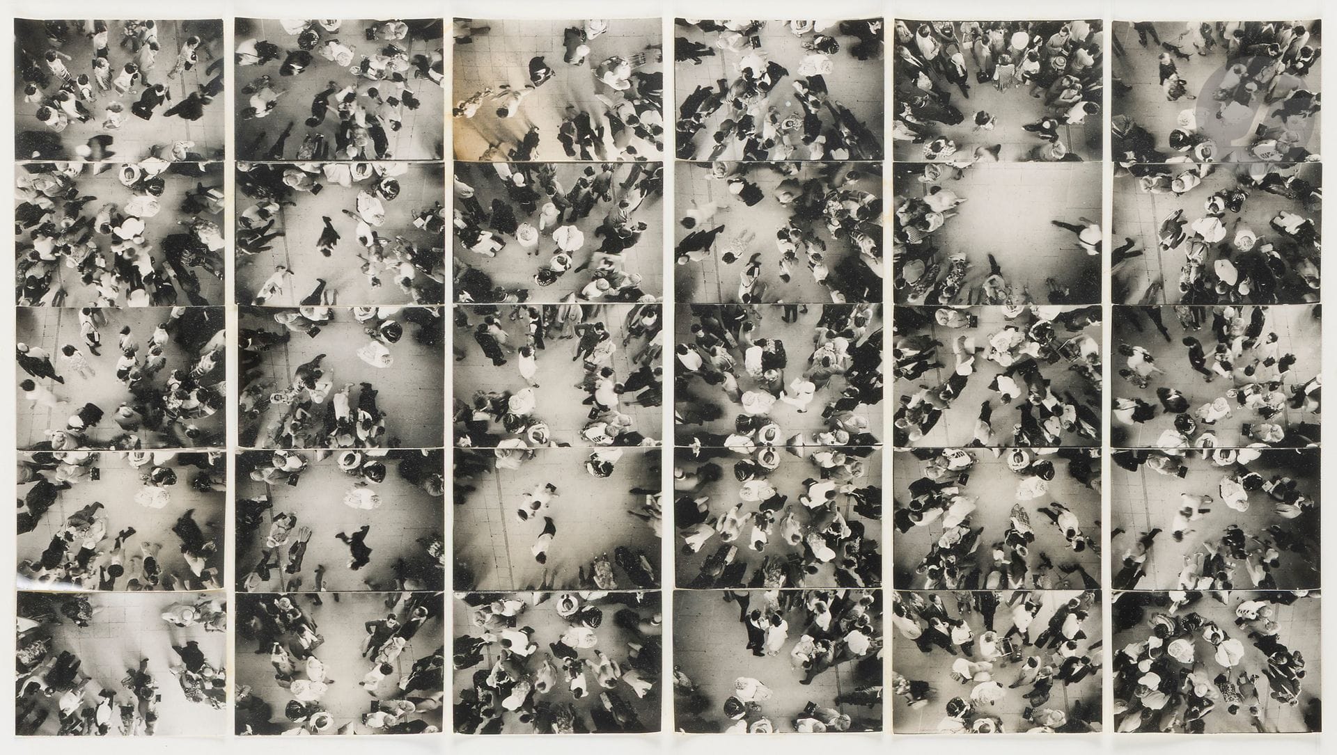 Jean-Louis Bloch-Lainé (1940) 
Orly (fourmis), de la série Rue Vue, 1970. 
Partie de maquette du livre Rue Vue (publié par le Groupe de l’Immobilière-Constructions de Paris, 1970), composée de 30 épreuves
argentiques d’époque montées sur planche signée et datée au crayon en bas. Titre et tampon du photographe au verso. Un certificat d’authenticité signé par Jean-Louis Bloch-Lainé en 2010 accompagne l’œuvre. Pièce unique. 
Format de chaque épreuve : 5 x 7 cm 
Format de la composition : 25 x 45 cm - cadre
