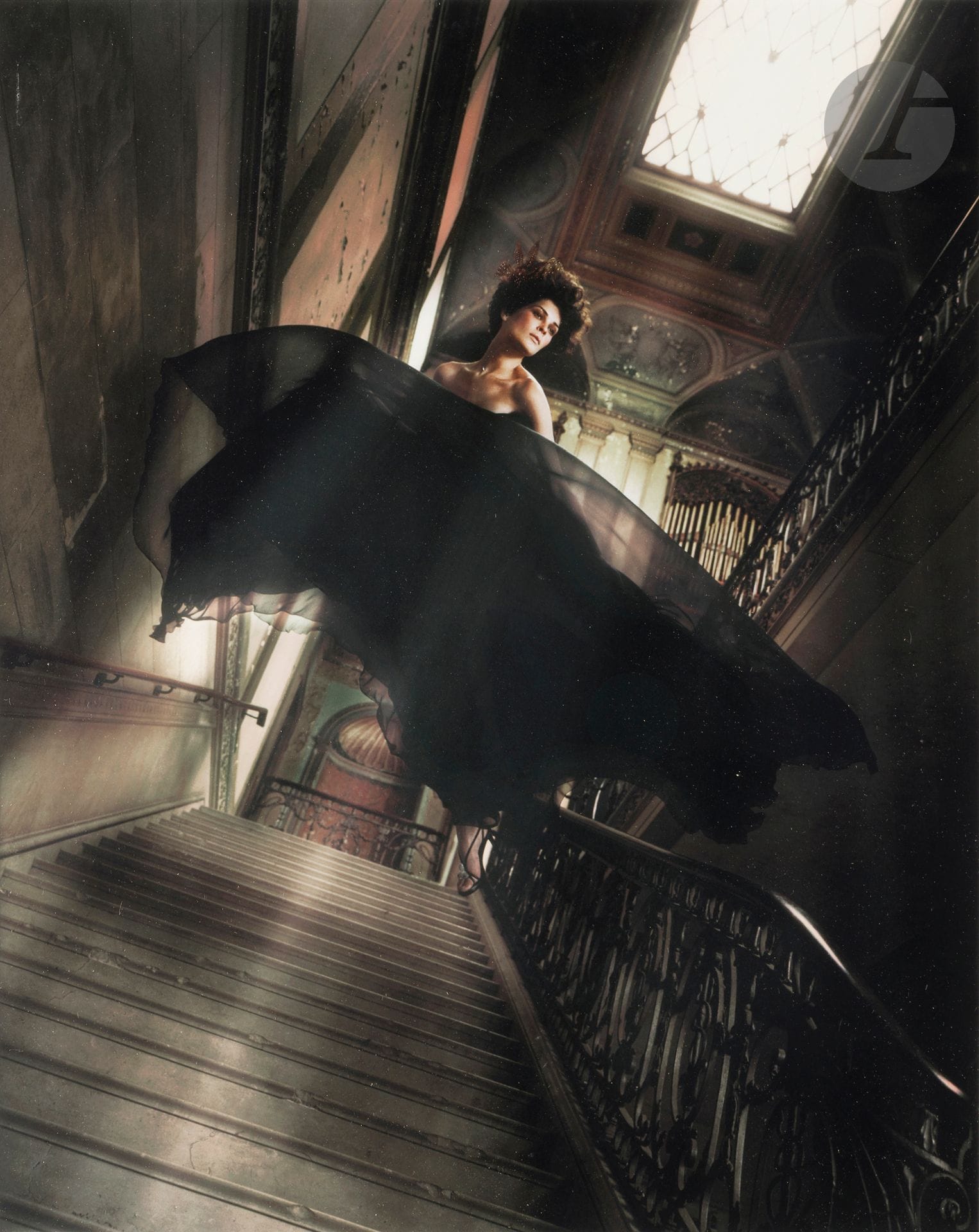 Melvin Sokolsky (1933-2022)
Pipistrello. New York, 2001. 
Épreuve pigmentaire (c. 2010), signée, titrée, datée et numérotée à 50 exemplaires au crayon au verso.
Image : 48 x 38 cm - Feuille : 51 x 41 cm - cadre