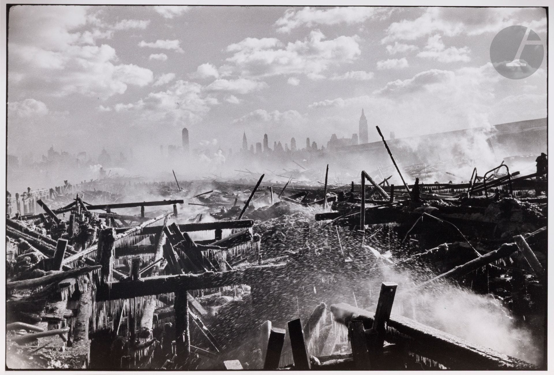Henri Cartier-Bresson (1908-2004) 
Incendie à Hoboken. New-York, USA, 1947.
Épreuve argentique (c. 1980), signée et dédicacée à l’encre dans la marge en bas à droite.
Image : 24 x 35,5 cm - Feuille : 30 x 40 cm