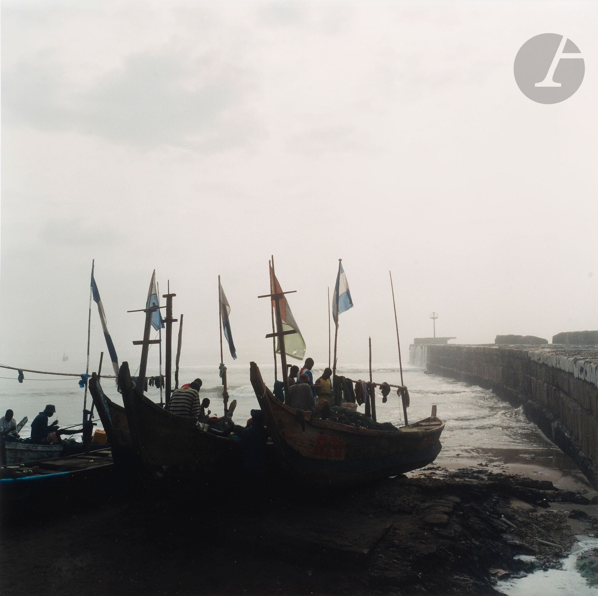 Denis Dailleux (1958)
Jamestown au petit matin. Ghana, 2009. 
Épreuve chromogénique sur papier Kodak, signée, titrée, datée et numérotée à 12 exemplaires au crayon au verso. 
Image : 37,5 x 38 cm - Feuille : 49,8 x 40,3 cm