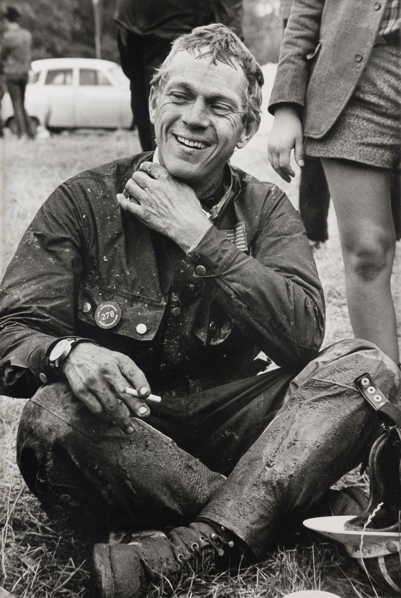 François Gragnon (1929-2018)
Steve McQueen au championnat du monde d’enduro. Erfurt, 1964.
Épreuve argentique (2008), signée, titrée, datée et numérotée à 16 exemplaires à l’encre au verso. Dédicace du photographe au verso du cadre. 
Image : 52,5 x 35,5 cm - Feuille : 60,5 x 43 cm cadre