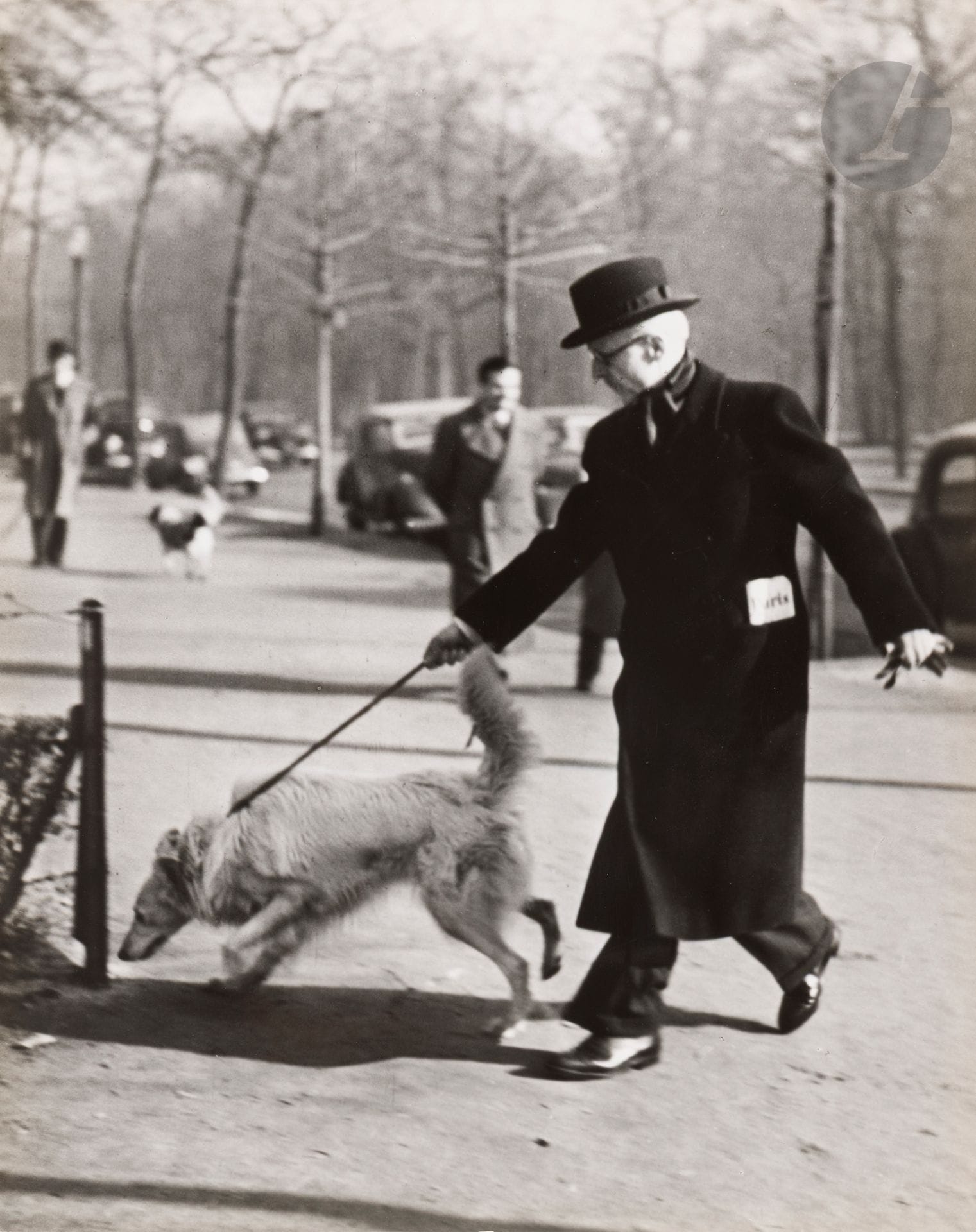 Brassaï (Gyula Halász, dit) (1899-1984)
L’homme et son chien. Bois de Boulogne, Paris, 1939. 
Épreuve argentique d’époque. Tampon « Brassaï - 81, rue du Faub.- St Jacques » et date au crayon au verso. 
29 x 23,2 cm 

Provenance :
Collection François Lepage, Paris.