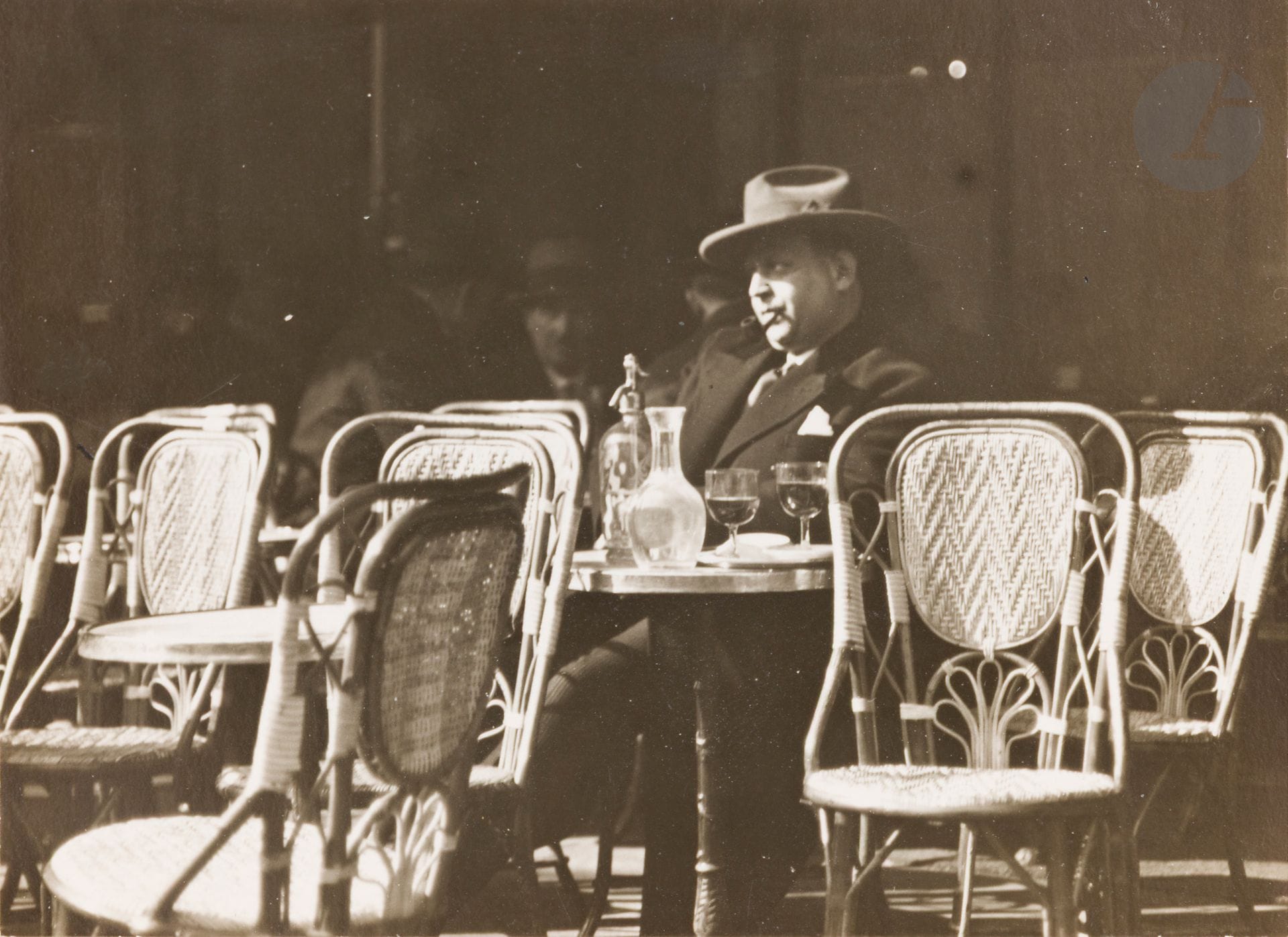 André Kertész (1894-1985)
Kurt Tucholsky (écrivain allemand) en terrasse. Paris, 1928. 
Épreuve argentique d’époque, signée des initiales au crayon au verso. 
5,5 x 7,8 cm 
Autoportrait, c. 1950. 
Épreuve argentique d’époque, signée à l’encre dans la marge en bas. 
5,2 x 5,7 cm 

Les deux épreuves montées sur un même carton par des coins photo.