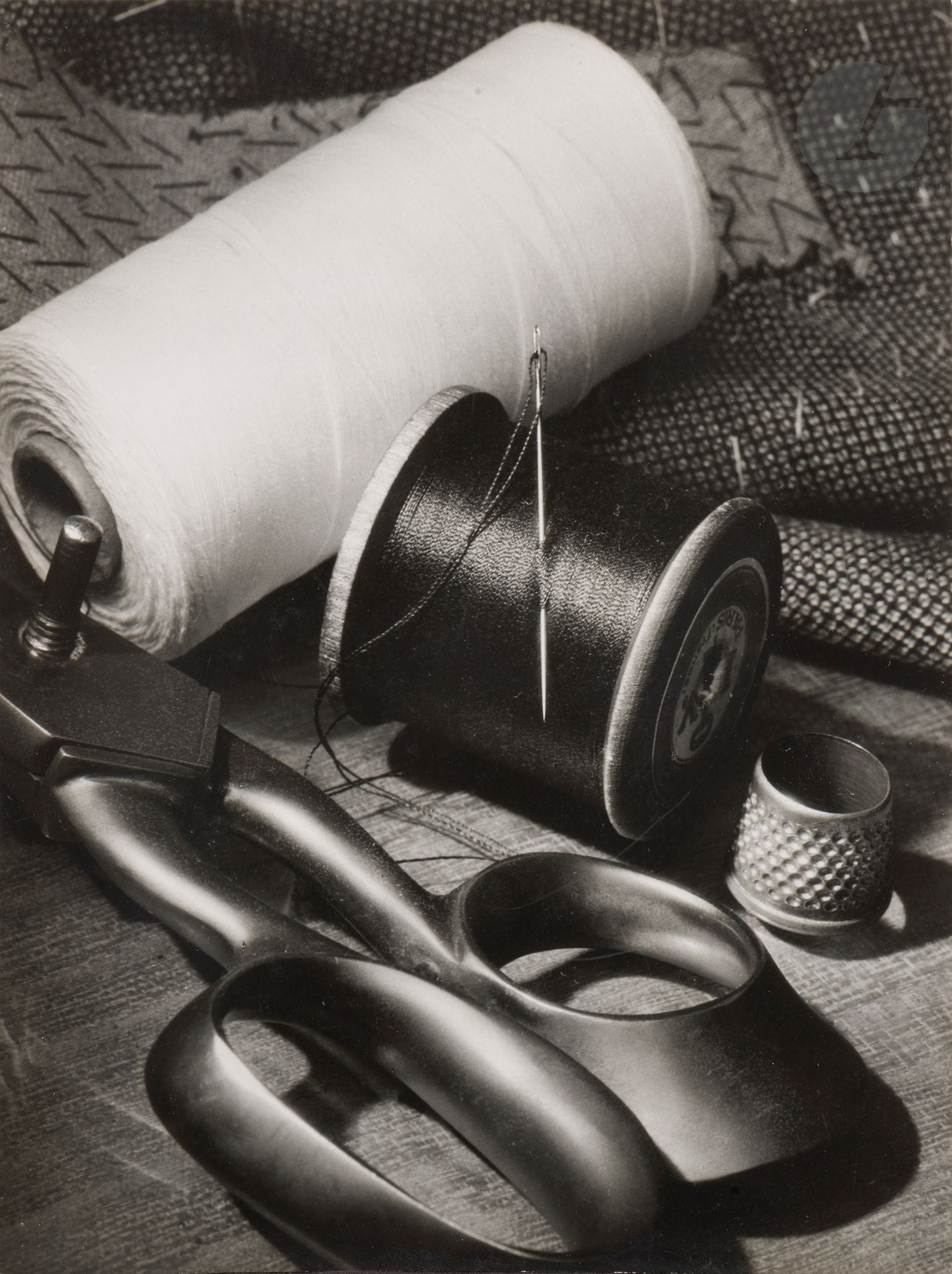 François Kollar (1904-1979) 
La France travaille. Couture et mode. 
Pièce d’étoffe, bobines, ciseaux et dé. Maison Callot Sœurs. Paris, 1931. 
Épreuve argentique d’époque. Tampon « Photo Kollar » au verso. 
22,7 x 16,8 cm 

On joint une célèbre publication de François Kollar où cette photographie est reproduite en héliogravure : 
25 Photos de Kollar. SADAG, 1934. In-4 (31 x 24,5 cm). Édition originale brochée, signée et dédicacée par Fernande Kollar en page de garde.