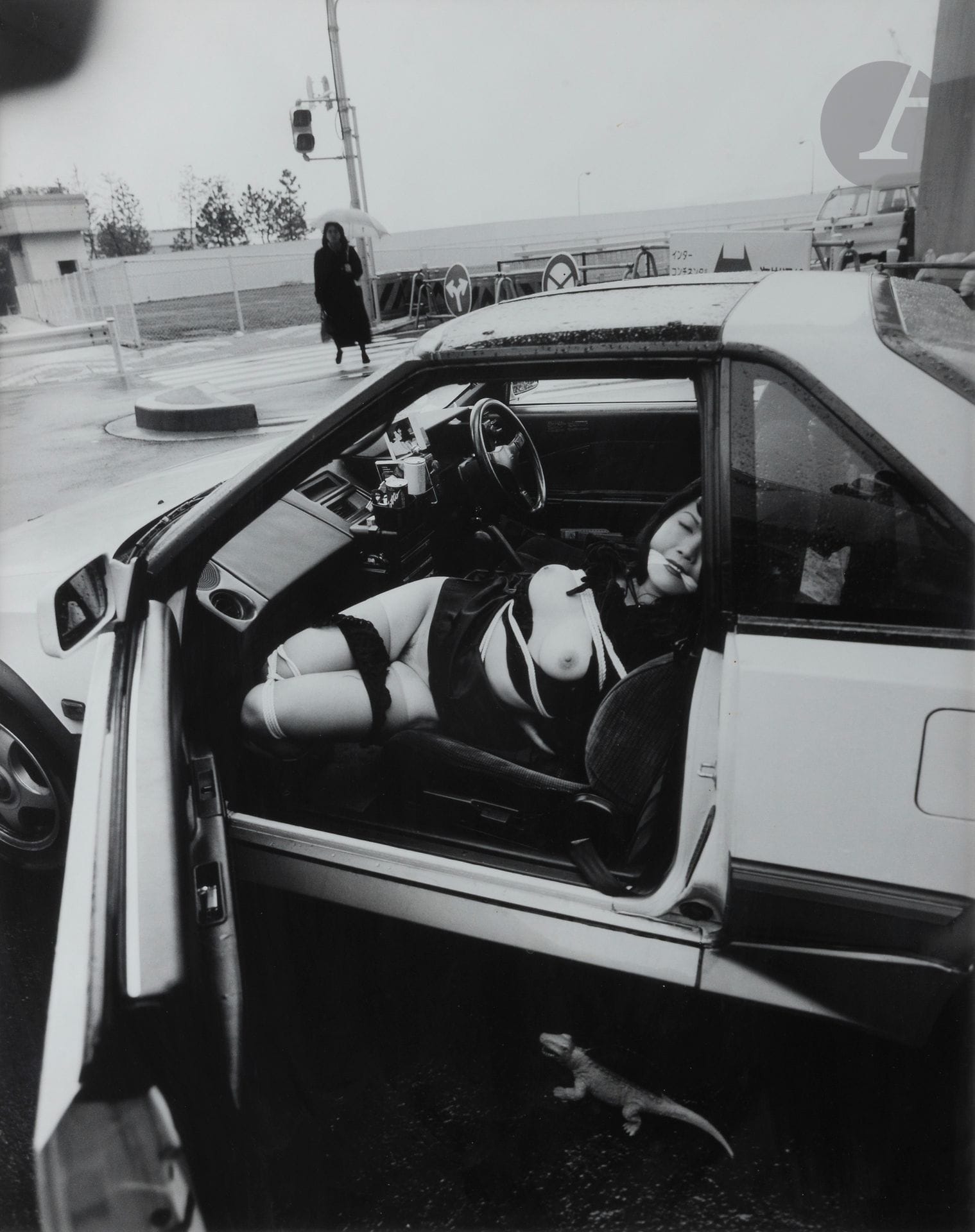 Nobuyoshi Araki (1940)
Sans titre [Bondage - femme dans une voiture], c. 1995-2000.
Épreuve argentique d’époque, signée au crayon au verso.
Image : 75 x 60 cm
Feuille : 82,5 x 67,5 cm - cadre