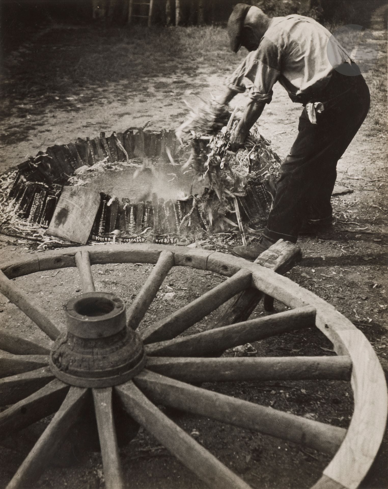 François Kollar (1904-1979) 
La France travaille, c. 1930. 
Le charron de province. Le Marais poitevin. 
Deux (2) épreuves argentiques d’époque. Tampons du photographe et légendes manuscrites au crayon aux versos. Une épreuve signée à l’encre par Fernande Kollar au verso. 
28,5 x 21,8 cm avec marges