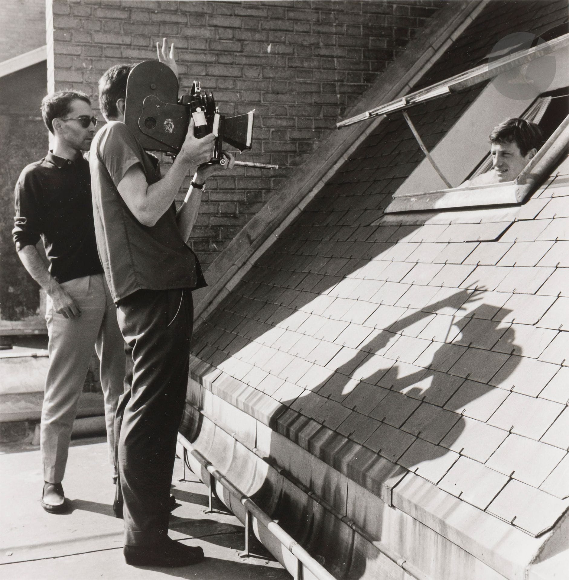 Raymond Cauchetier (1920-2021) 
Jean-Luc Godard et Jean-Paul Belmondo sur le tournage d’À bout de souffle, 1959. 
Épreuve argentique (2011), signée et datée à l’encre dans la marge en bas. 
Image : 24 x 24 cm - Feuille : 40,5 x 30,2 cm