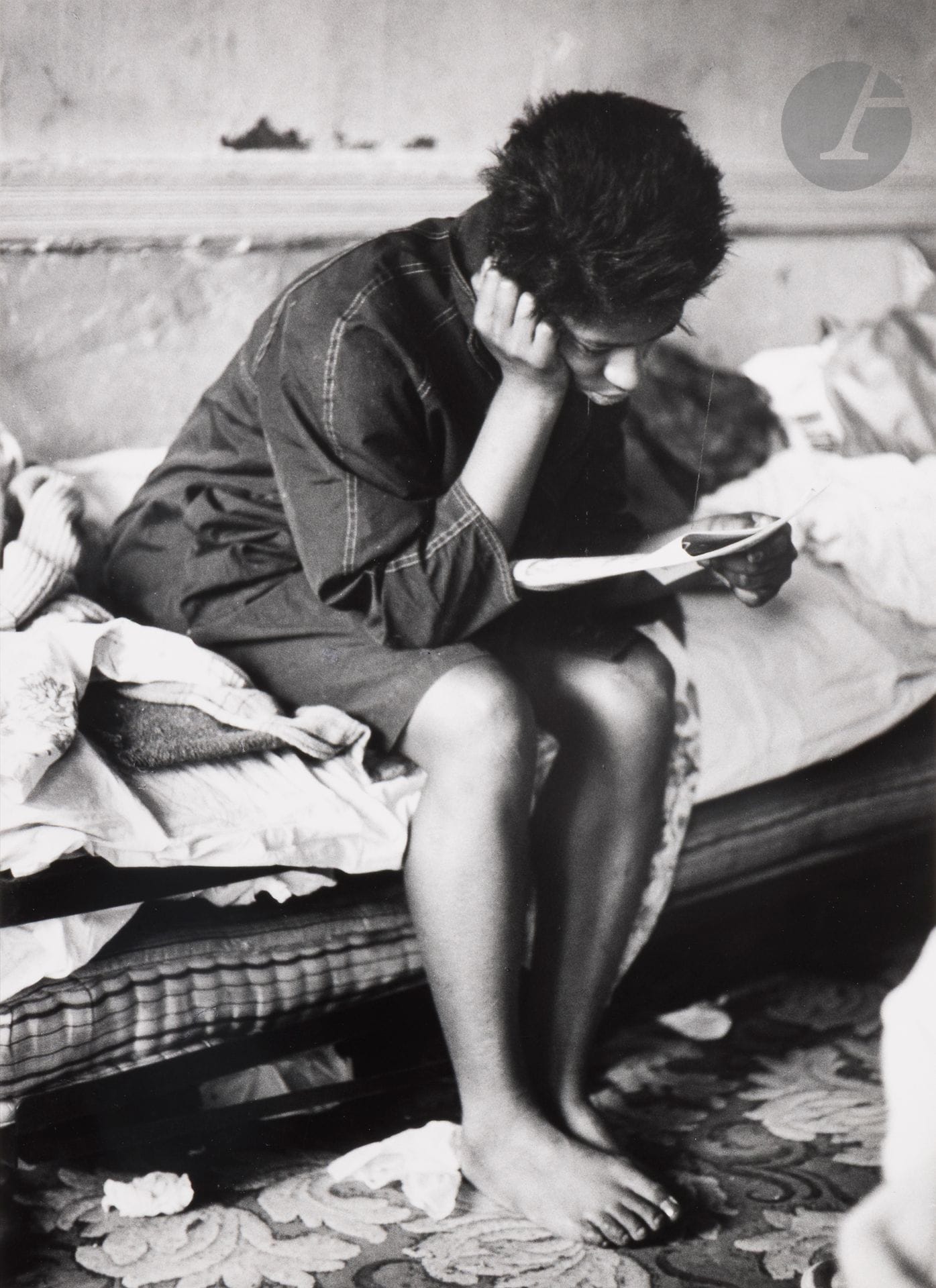 Gordon Parks (1912-2006)
The Fontenelle Family [lecture au bord du lit], 1967.
Épreuve argentique (c. 1970), signée à l’encre avec l’adresse du photographe au verso. 
Image : 30,3 x 22 cm - Feuille : 35,5 x 27,5 cm