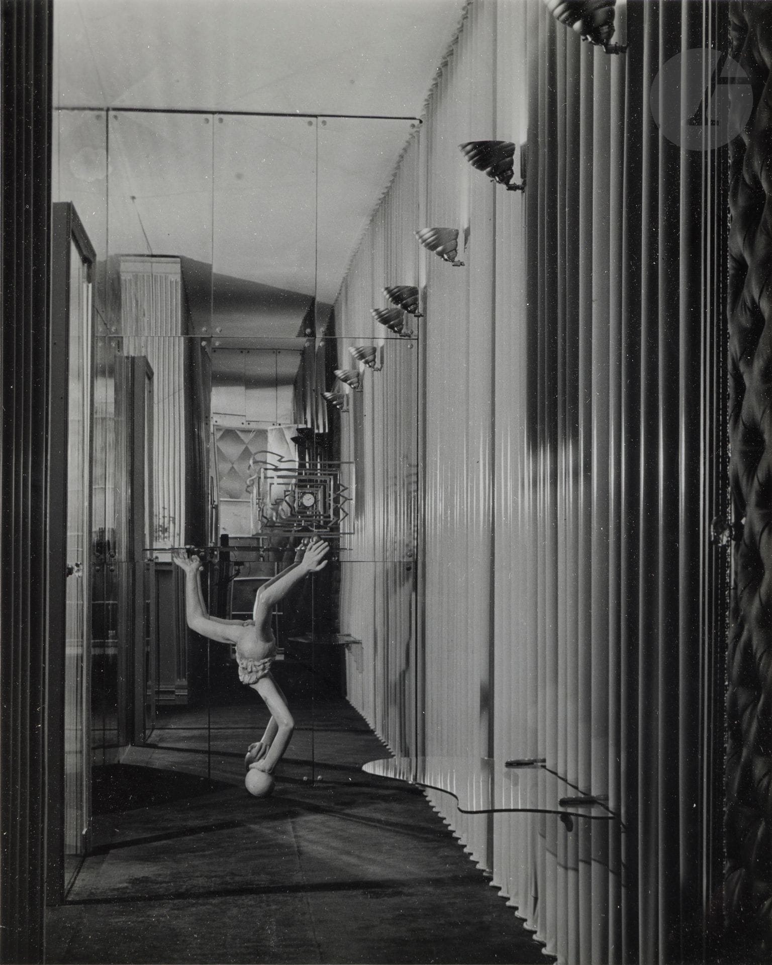 Carlo Mollino (1905-1973)
Couloir de la Casa Devalle avec une table d’Italo Cremona. Turin, c. 1940.
Épreuve argentique d’époque. Tampon « Carlo Mollino - Architetto », annotation en italien « Testata corridoio. La trinacria abbraccia (sorreggente la mensola in temprato e l’orologio) e motivo dello stemma di famiglia » et indications de recadrage au verso. Quelques cassures.
26 x 21 cm