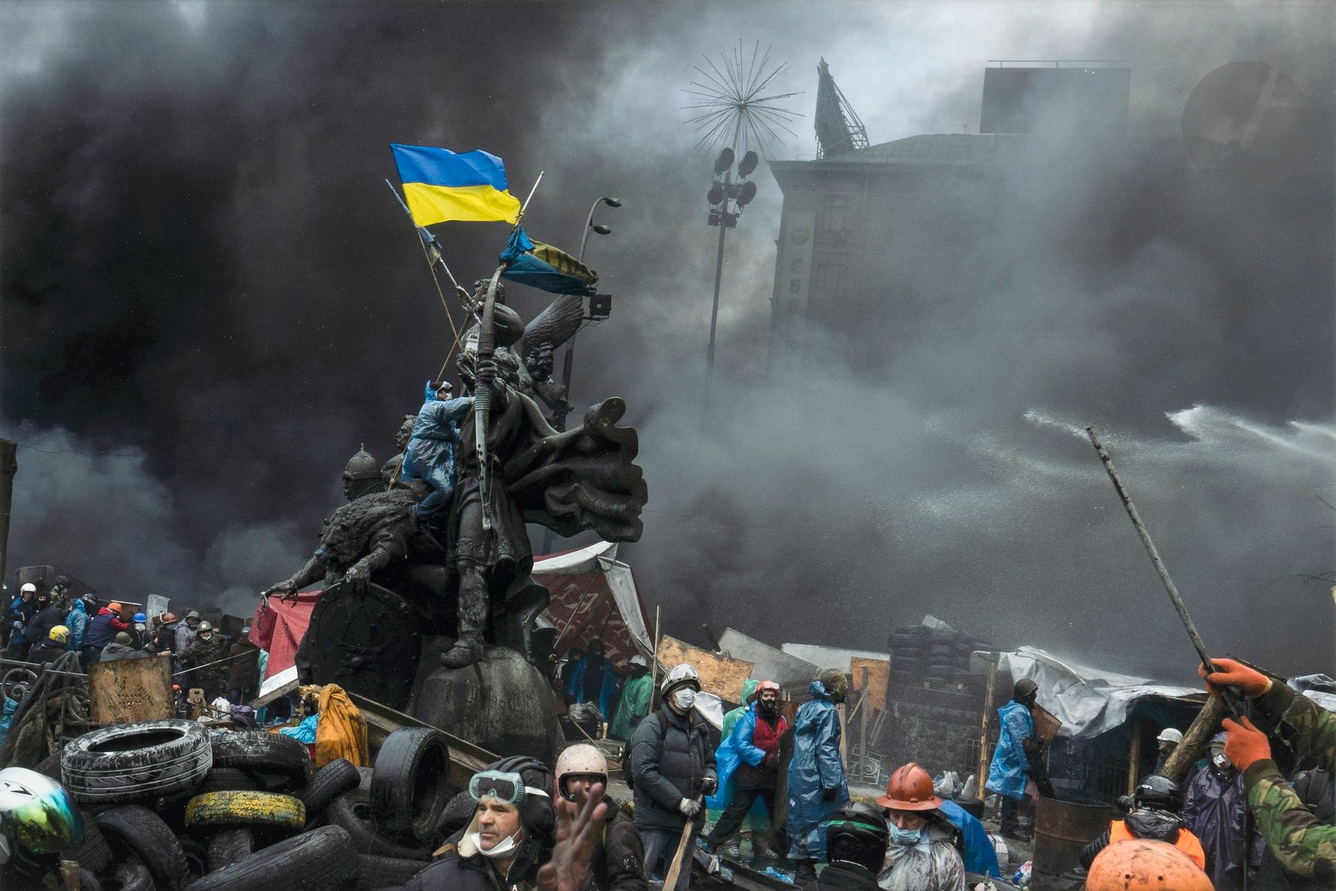 Éric Bouvet (1961) 
Maïdan. Ukraine, 2014.
Épreuve pigmentaire, signée, titrée, datée et numérotée à 5 exemplaires au verso du cadre.
Image : 40 x 60 cm - Feuille : 50 x 70 cm - cadre