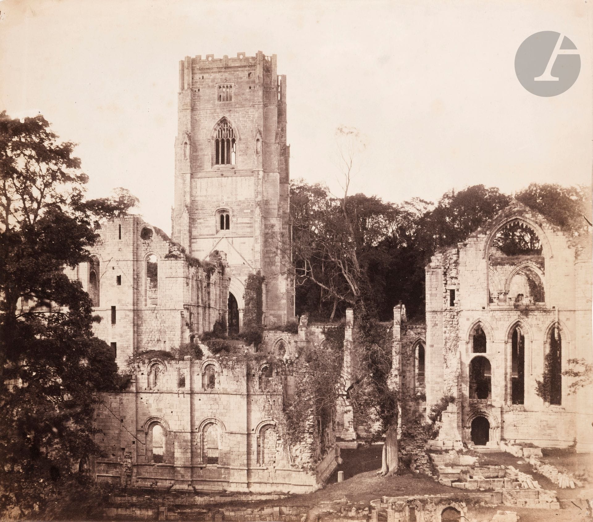Roger Fenton (1819-1869)
Ruines de Fountains Abbey, The Great Tower. Yorkshire, 1854.
Épreuve sur papier salé. Annotations (coupées) au crayon au verso. 
29,5 x 36,5 cm 

Une épreuve similaire est présente dans les collections du Victoria & Albert Museum (The Royal Photographic Society Collection), Londres.