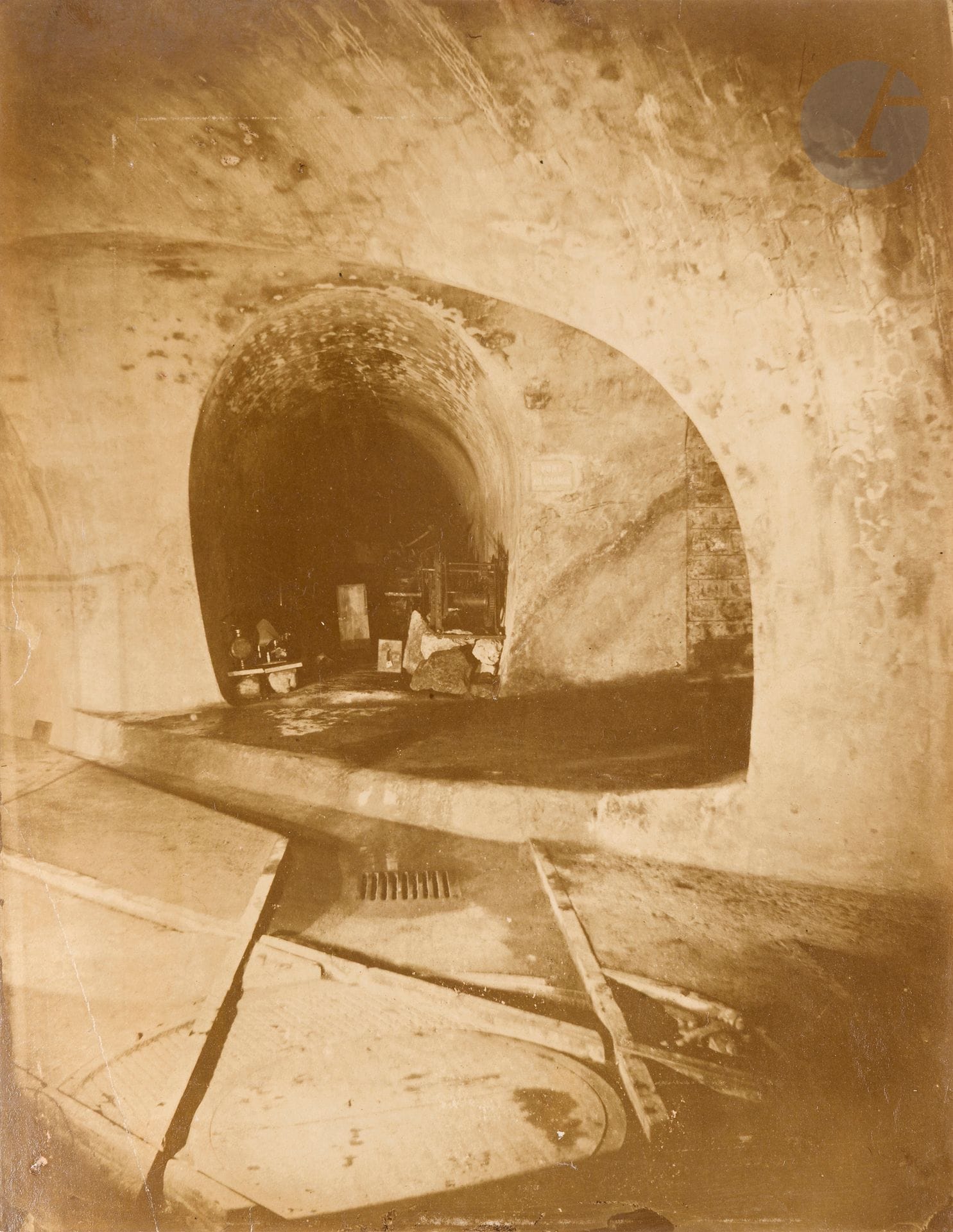 Félix Nadar (1820-1910)
Égouts de Paris, 1865.
Rue du Château d’Eau, n°2. Chambre du Pont-au-Change.
Trois (3) épreuves sur papier albuminé, d’après négatifs verre au collodion. 
Formats : de 19,5 x 22,3 à 25 x 20 cm

En déposant en 1861 le brevet de l’éclairage artificiel appliqué à la photographie, Nadar ouvre des perspectives inédites. C’est en réponse à la suggestion d’Ernest Lamé-Fleury, ingénieur des Mines et inspecteur des Carrières, qu’il descend dans les catacombes en 1862 puis dans les égouts en 1865. L’entreprise est autant technique que symbolique. Saisir les entrailles de la ville haussmannienne au moment même où elle se transforme en surface, c’est faire de cette modernisation souterraine un sujet à part entière.