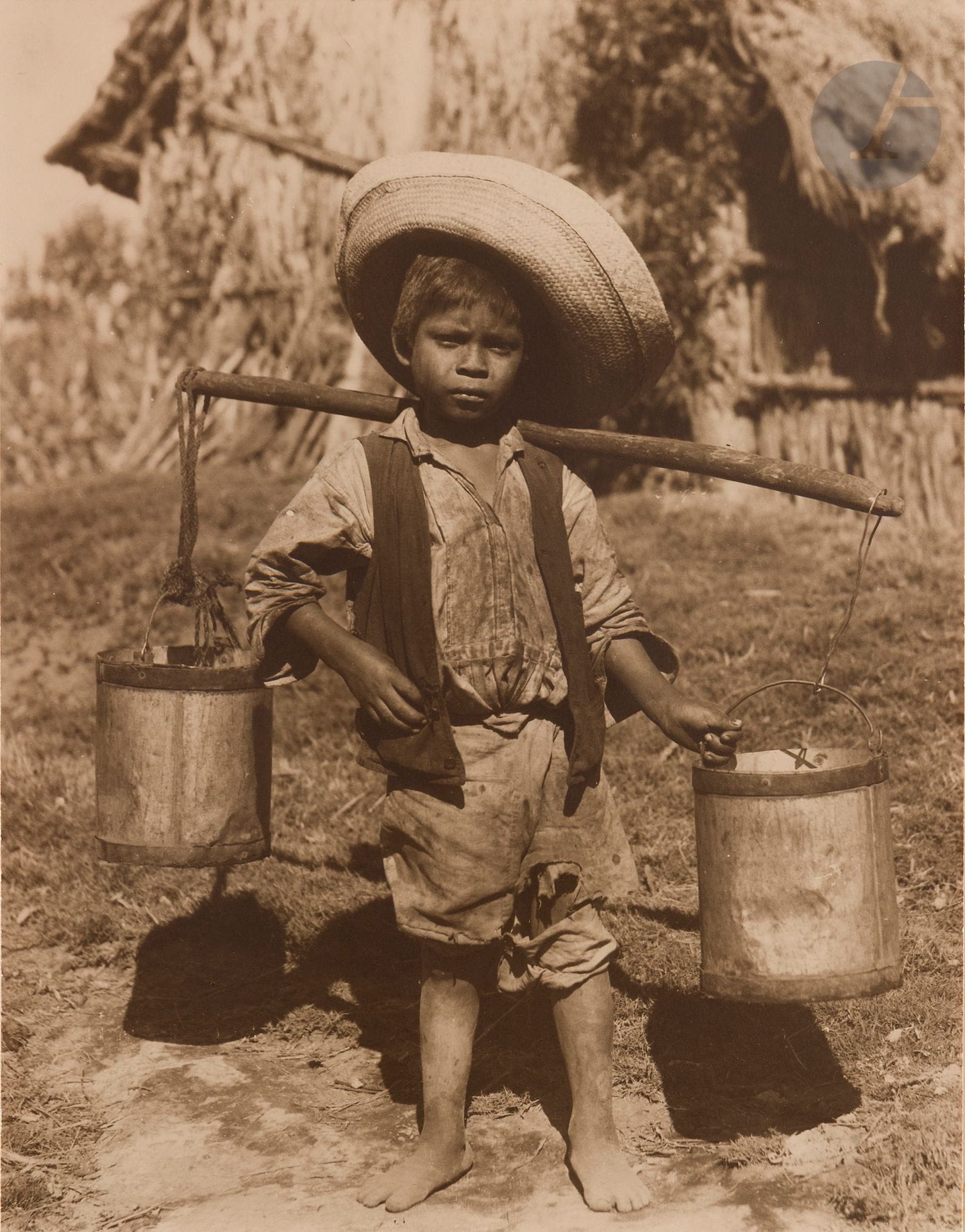 Hugo Brehme (1882-1954) 
Muchacho aguador. Mexique, c. 1930.
Épreuve argentique d’époque, contrecollée sur carton, signée et titrée au crayon sur le montage en bas. 
34 x 26,5 cm