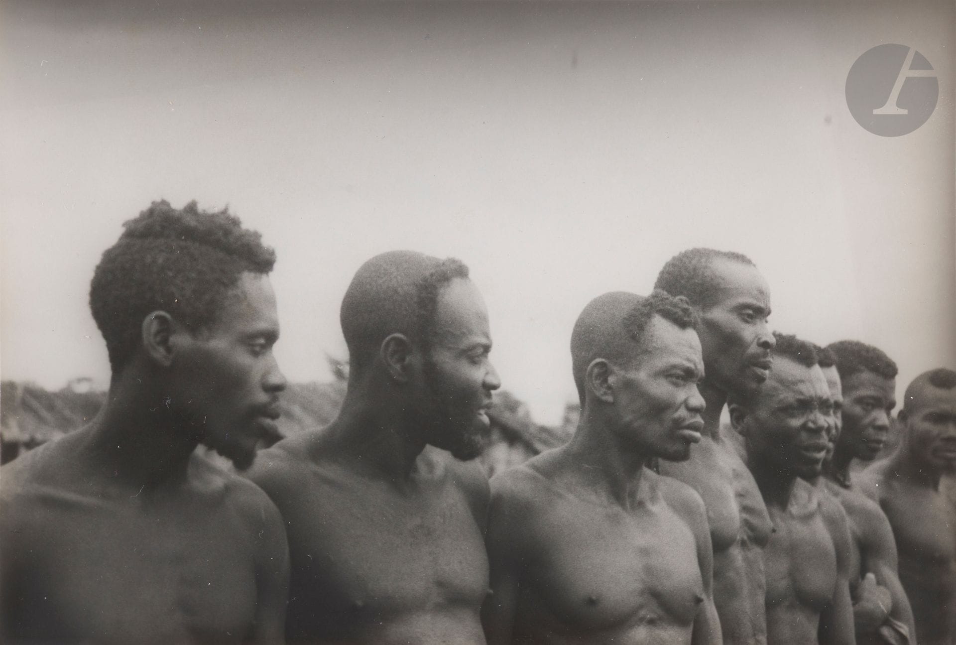 Germaine Krull (1897-1985)
Brazzaville, Congo. Gabon, c. 1942-1943.
Tam-Tam M’Bochi (danse Kékebé). Lébamba. Indigènes Massango.
Deux (2) épreuves argentiques d’époque. Tampon « Service de l’Information de la France combattante en Afrique » (1) et légendes imprimées avec crédit « photo Germaine Krull » sur étiquettes aux versos.
17 x 16 et 14 x 18 cm