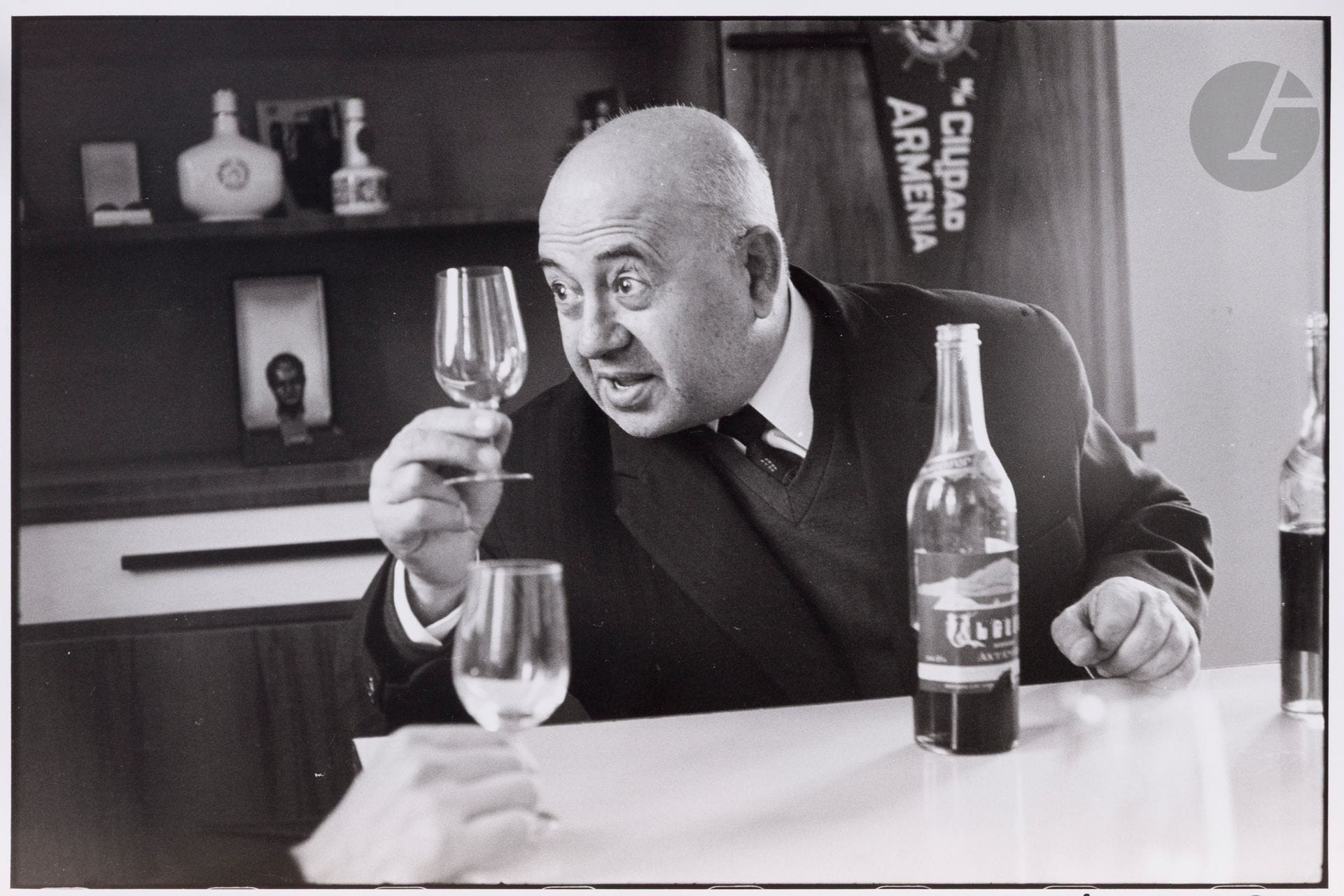 Henri Cartier-Bresson (1908-2004) 
Margar Sedrakyan, célèbre fabricant de brandy. Arménie, 1972.
Épreuve argentique (c. 1990), signée et dédicacée à l’encre dans la marge en bas à droite.
Image : 24 x 36 cm - Feuille : 30,5 x 40,5 cm