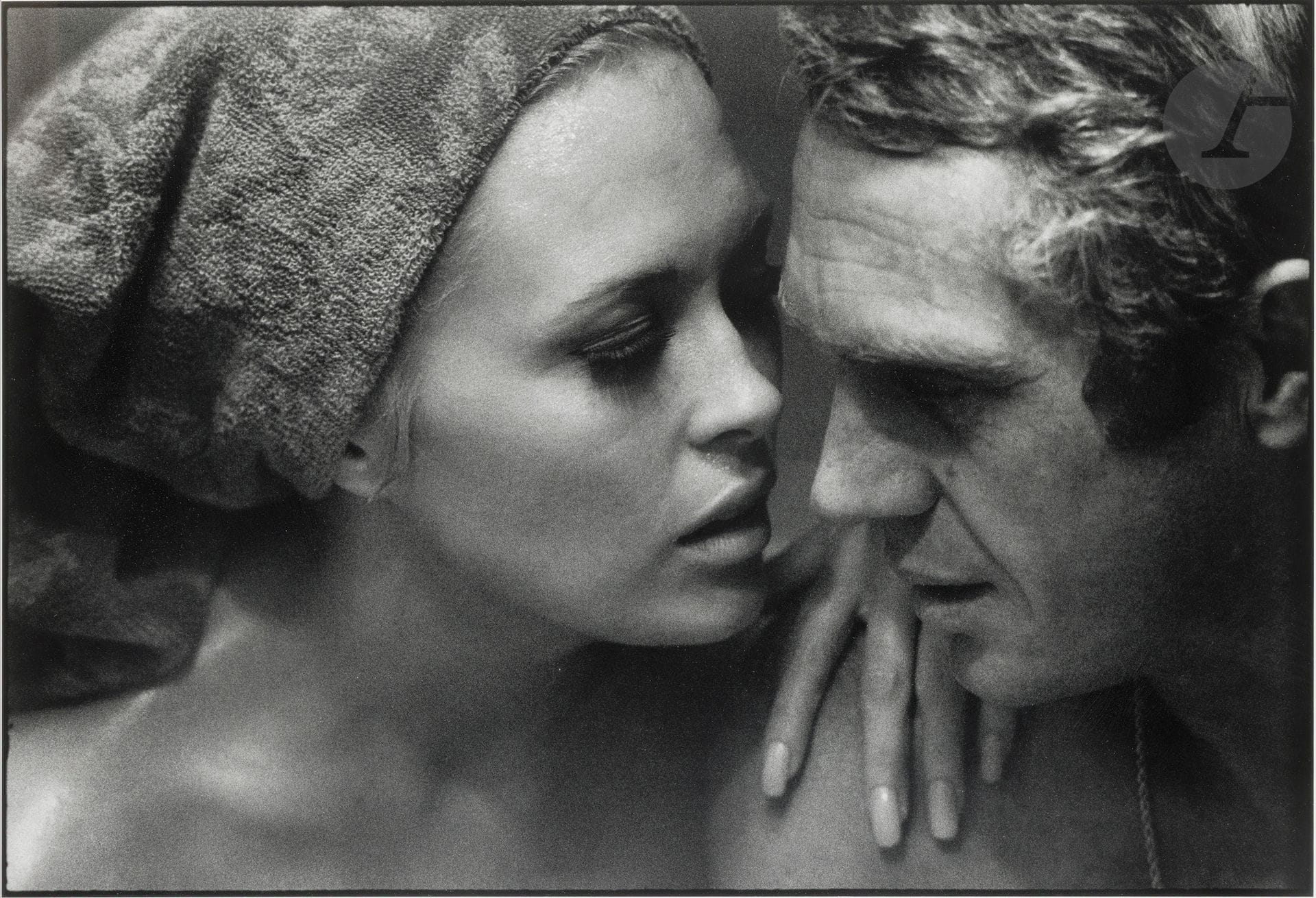 Bill Ray (1936-2020) 
Faye Dunaway et Steve McQueen sur le tournage de The Thomas Crown Affair de Norman Jewison, 1967.
Épreuve argentique (c. 2000), contrecollée sur aluminium, signée, datée et numérotée à 50 exemplaires à l’encre dans la marge en bas à droite. 
Image : 39 x 58 cm - Feuille : 50 x 61 cm - cadre