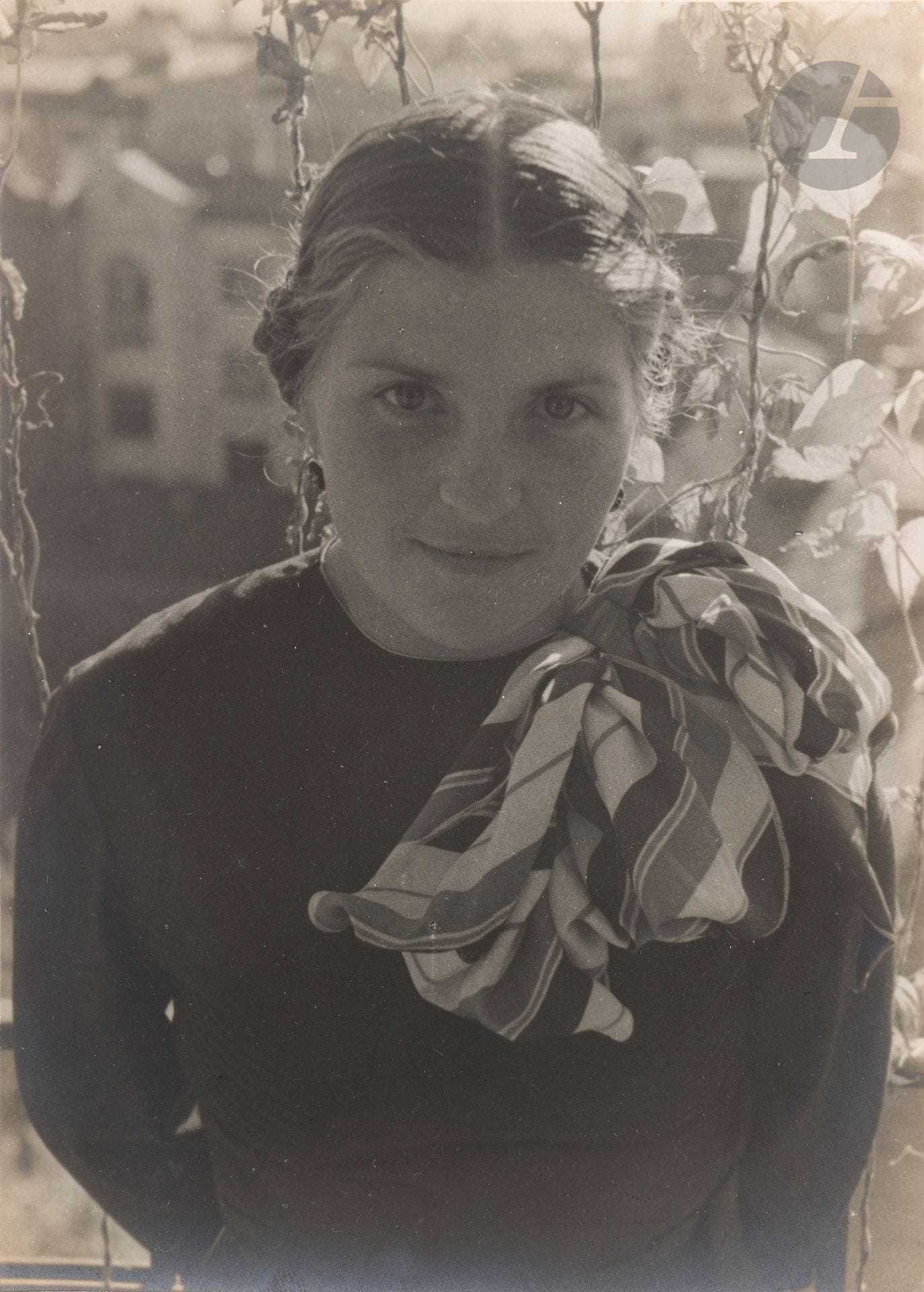 Alexandre Rodtchenko (1891-1956) 
Tatiana Maliutina. Moscou, 1936. 
Épreuve argentique d’époque, contrecollée par le bord supérieur sur carton, signée et datée au crayon sur le montage en bas à droite. Tampon du photographe au verso. 
17,5 x 12,5 cm