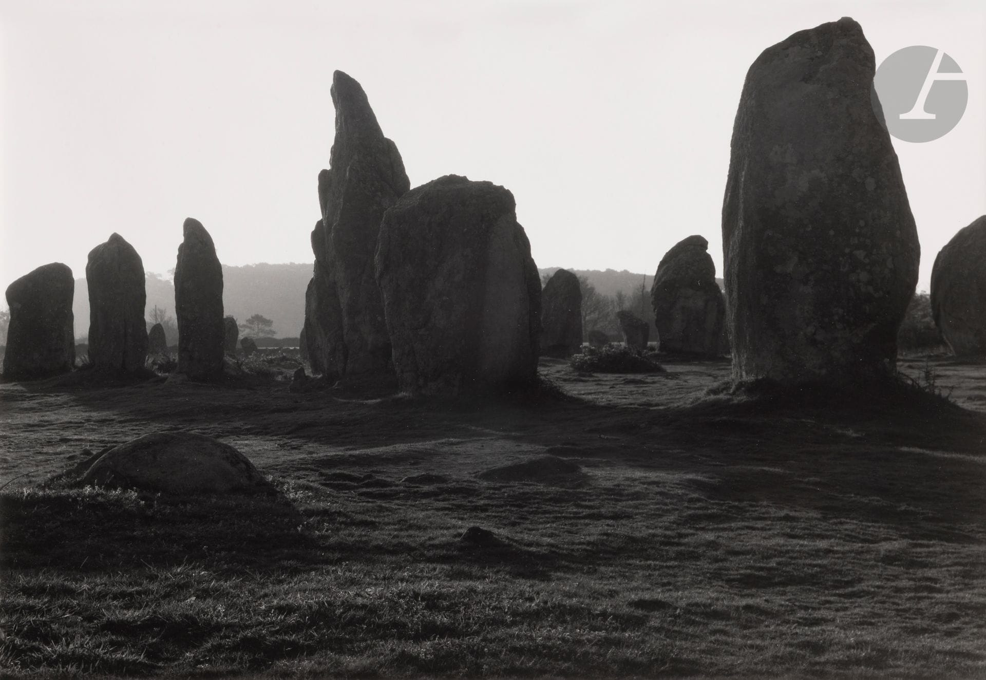 Paul Caponigro (1932-2024)
Stonehenge. Wiltshire, c. 1970.
Épreuve argentique (c. 1980), signée et numérotée à 100 exemplaires au crayon au verso.
Image : 22,7 x 34 cm 
Feuille : 27,3 x 35 cm