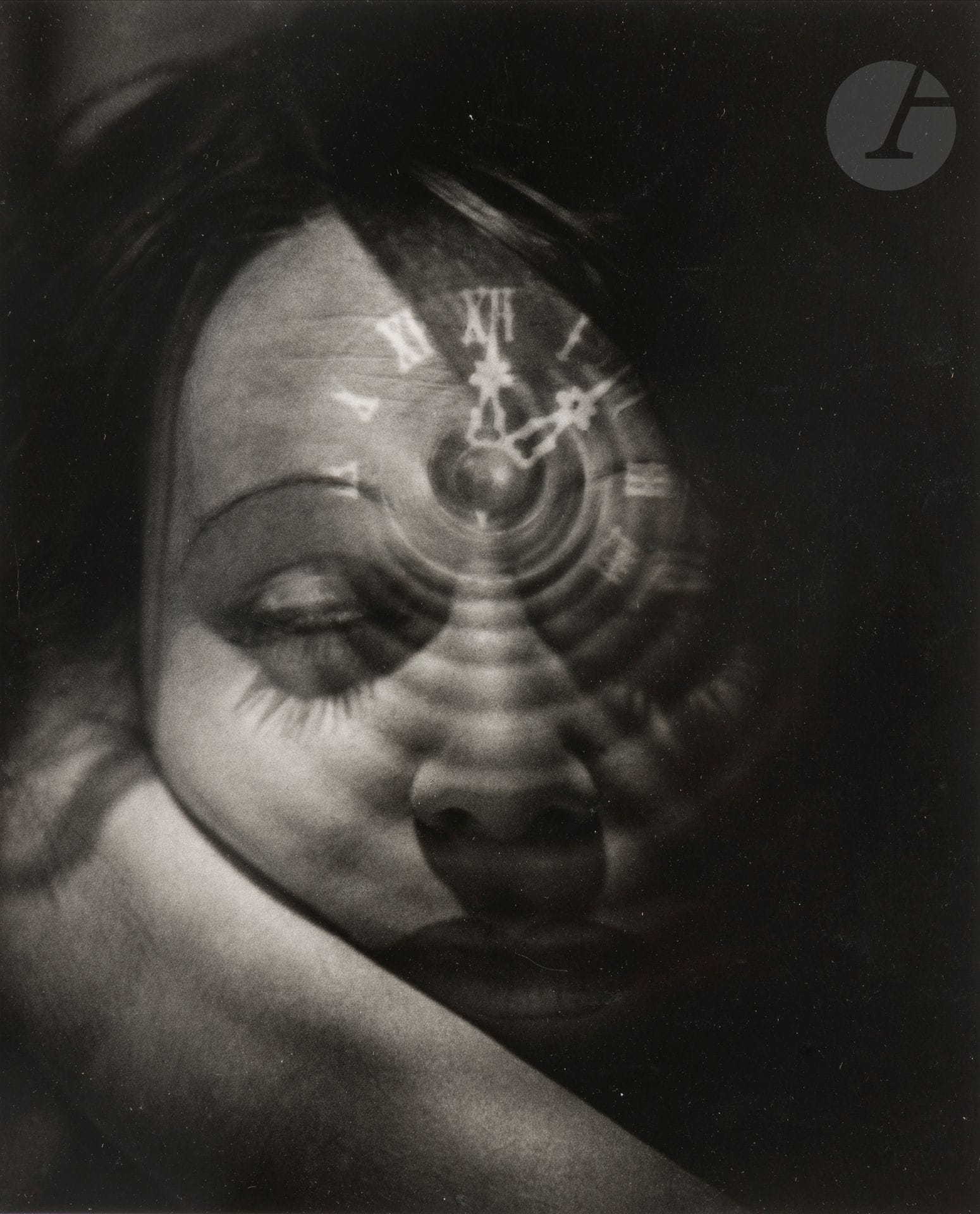 Heinz Hajek-Halke (1898-1983)
Warten, 1928-1932. 
Épreuve argentique d’époque. Tampon « H. Hajek-Halke - Experimentelle Fotografie - für Presse und Werbung », tampon « H. Hajek-Halke - Köblenz », tampon « HHH - Inventar » avec numéro d’inventaire au crayon « B 276/1 » et étiquette de légende tapuscrite « Fotowettbewerb ! Warten ! Warten ! Warten ! » au verso. 
Image : 29 x 23,2 cm - Feuille : 29,7 x 23,8 cm 

Provenance : 
- Galerie Thessa Herold, Paris. 
- Collection particulière.