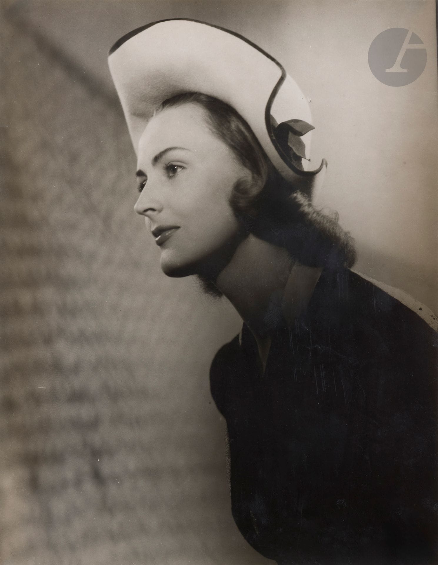 François Kollar (1904-1979) 
Mode, c. 1930. 
Mannequin au chapeau. 
Épreuve argentique d’époque. Tampon « Photo Kollar » et signature de Fernande Kollar à l’encre au verso. 
Image : 29 x 22 cm - Feuille : 28 x 22 cm