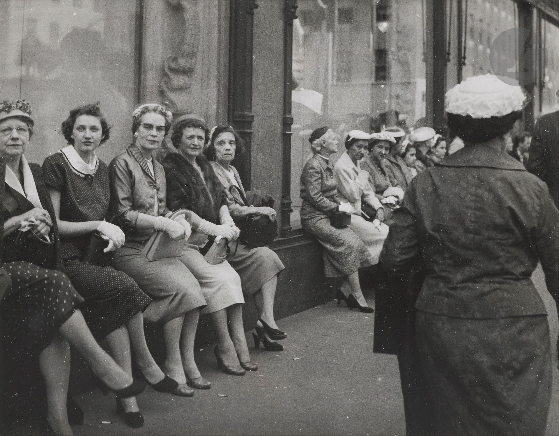 Brassaï (Gyula Halász, dit) (1899-1984)
Le Repos. New-York, 1957. 
Épreuve argentique d’époque. Tampon « Brassaï - 81, rue du Faubrg St-Jacques - Paris XIVe », tampon de la succession Brassaï, légende et date au crayon au verso. 
23 x 29,5 cm - cadre 

Provenance : 
Vente Brassaï, Millon, Paris, 2 octobre 2006, n°566.
