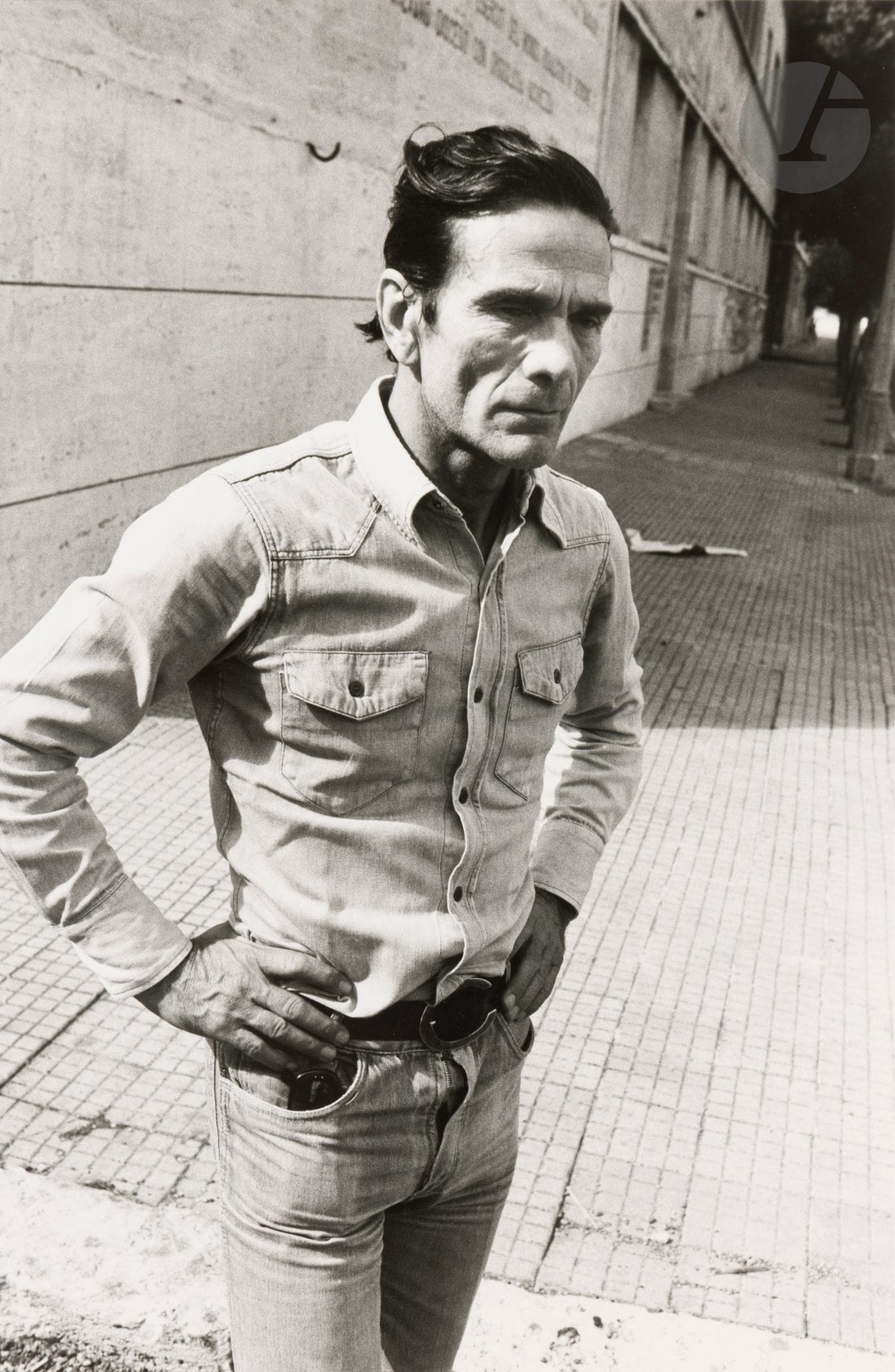 Dino Pedriali (1950-2021) 
Pier Paolo Pasolini. Sabaudia, 1975. 
Épreuve argentique (2005), signée, datée et dédicacée au crayon au verso.
Image : 41,3 x 27,2 cm - Feuille : 49 x 49 cm
