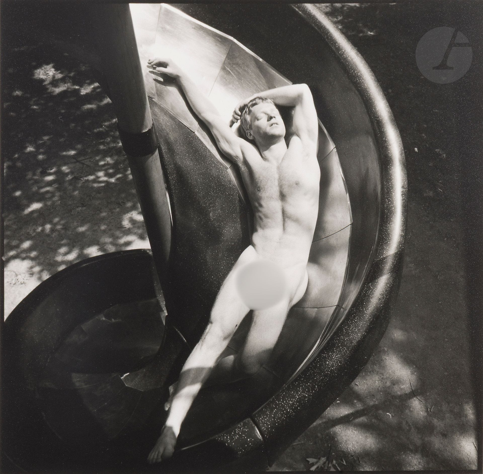 Arthur Tress (1940)
Kent on slide. New York, 1979.
Épreuve argentique (issue de l’édition de tête de l’ouvrage Facing Up, Top Choice Press, 2005), signée, titrée, datée et numérotée à 50 exemplaires à l’encre dans la marge en bas. Annotation à l’encre « Facing Up » au verso. 
Image : 19,2 x 19,3 cm - Feuille : 25,3 x 20,3 cm