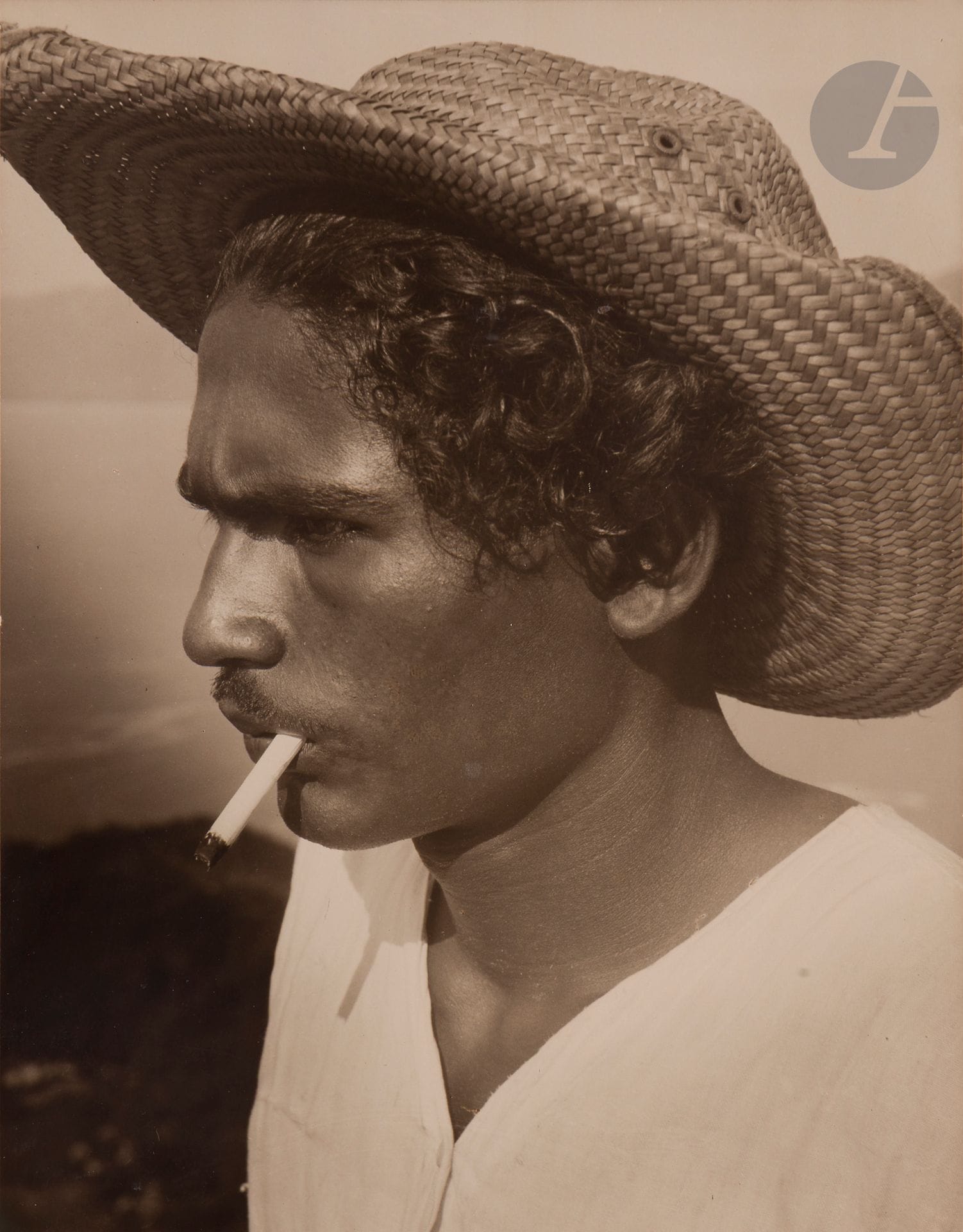 Hugo Brehme (1882-1954) 
Pescador de Acapulco. Mexique, c. 1930. 
Épreuve argentique d’époque sur papier Agfa Brovira, contrecollée sur carton, titrée au crayon sur le montage en bas à gauche. 
34 x 26,5 cm