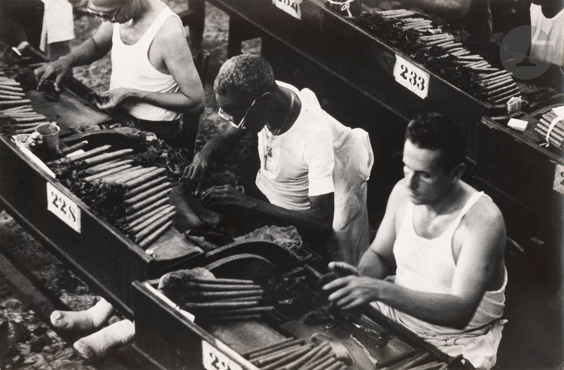 Luc Chessex (1936) 
Cuba, 1961-1962.
Intérieur de la maison d’Ernest Hemingway. Plantations de tabac. Fabrique de cigares. Atelier de roulage.
Cinq (5) épreuves argentiques d’époque. Tampon « Lux Chessex » ou tampon de collection « Marc Gaillard », annotations manuscrites et indications de recadrage aux versos. 
Formats : de 16 x 24 à 20 x 25 cm