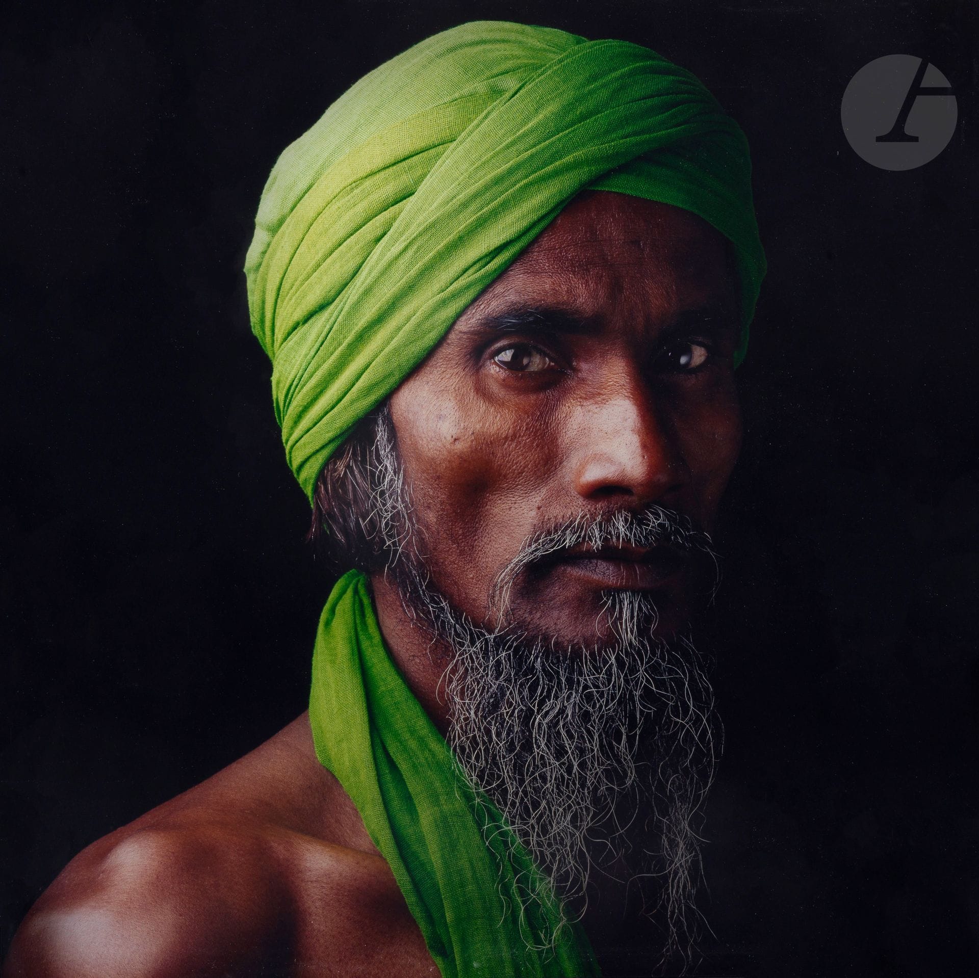 Jean-Baptiste Huynh (1966) 
Portrait XXXIII. Inde, 2004. 
Épreuve chromogénique d’époque, contrecollée sur aluminium, signée et numérotée au verso, signée à l’encre avec titre, date et numérotation à 7 exemplaires sur étiquette de l’artiste au verso du montage. 
120 x 120 cm - cadre

Provenance : 
- Galerie Marwan Hoss, Paris. 
- Collection particulière.