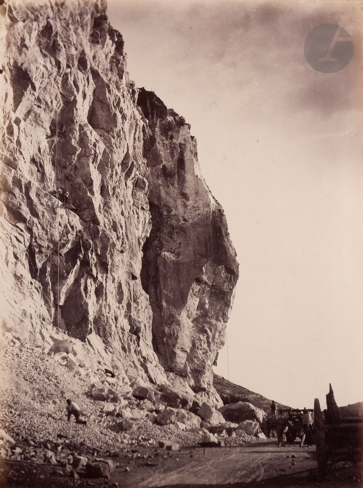 Gaspy Roman (Jean Gaspard, dit) (1812-1883)
Les Rochers-Rouges. Menton, c. 1870. 
Épreuve sur papier albuminé, contrecollée sur carton. Tampon « Photographie G. Roman » et titre à l’encre sur le montage en bas. 
38,5 x 28,6 cm