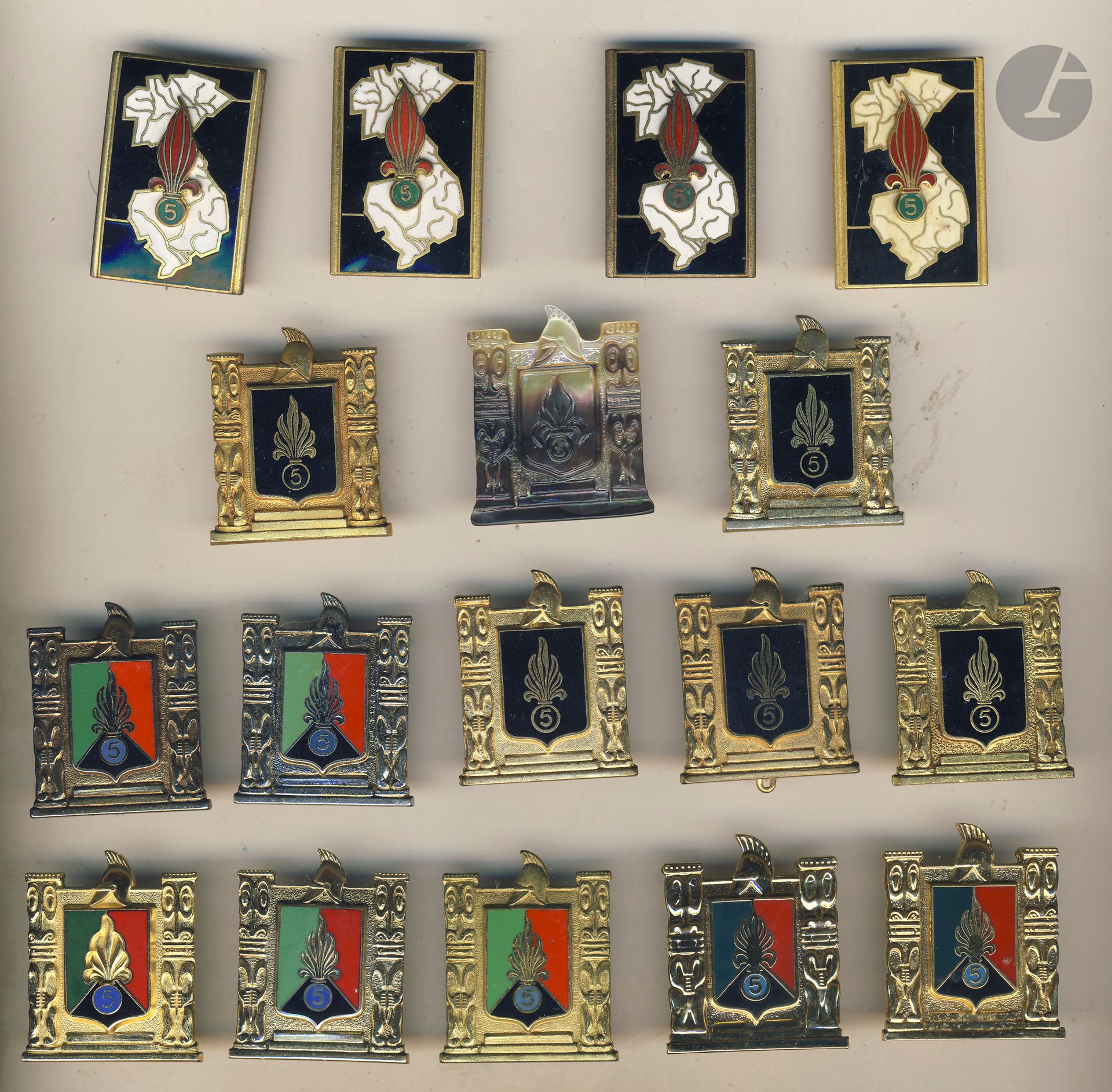 Lot de 17 insignes dont 4 x du 5e REI en Algérie Drago, et 13 insignes 5e RMP, dont 5 émail noir avec inscription, 1 modèle en nacre, 7 modèles trois couleurs dont un Drago en argent numéroté