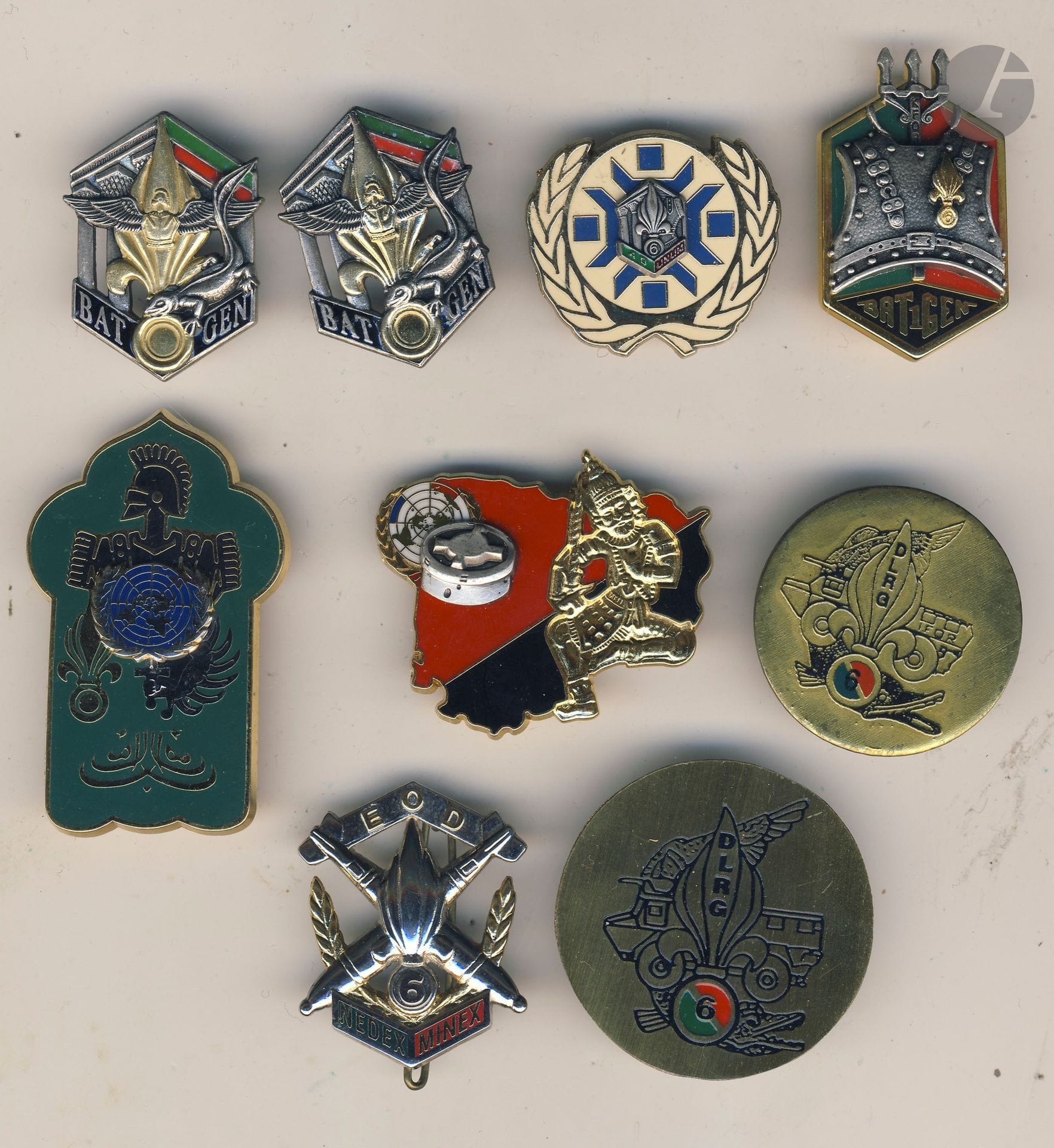 Lot de 9 insignes Opex du 6e REG dont 2 x IFOR FIA (1 numéroté), FORPRONU FIA, KFOR L.R numéroté, 2 x DLRG locale sans Camerone, Salam II Balme, 1 APRONU 1993 Balme, et EOD NEDEX MINEX