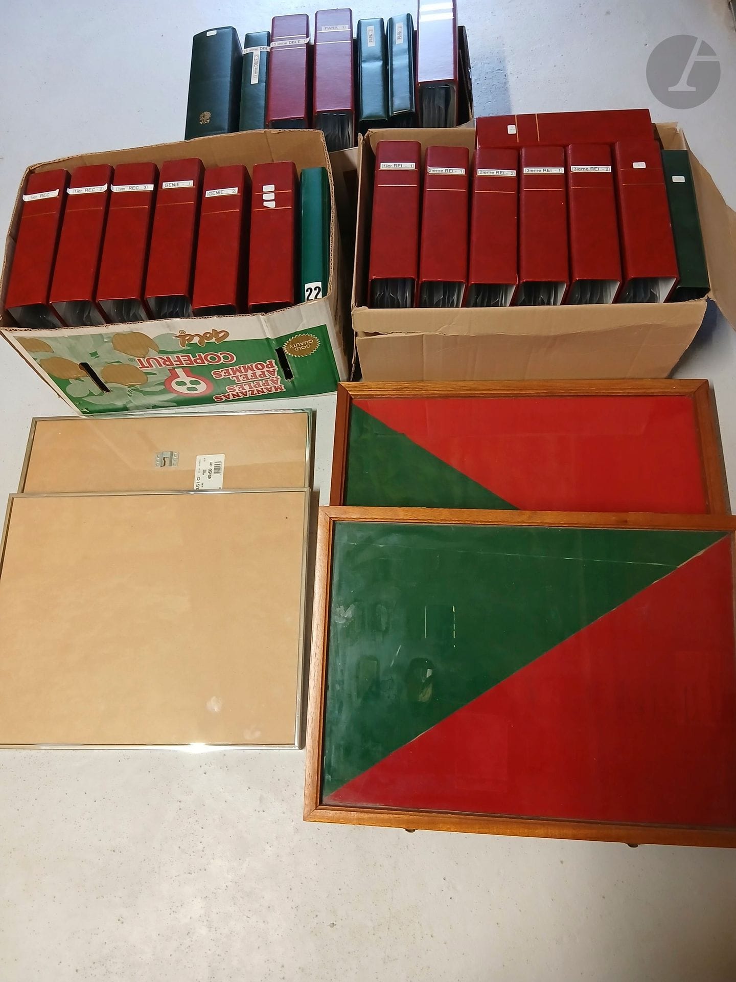 Lot de 2 cadres sous verre métalliques, 2 cadres bois, 22 classeurs pour insignes avec planches plastiques