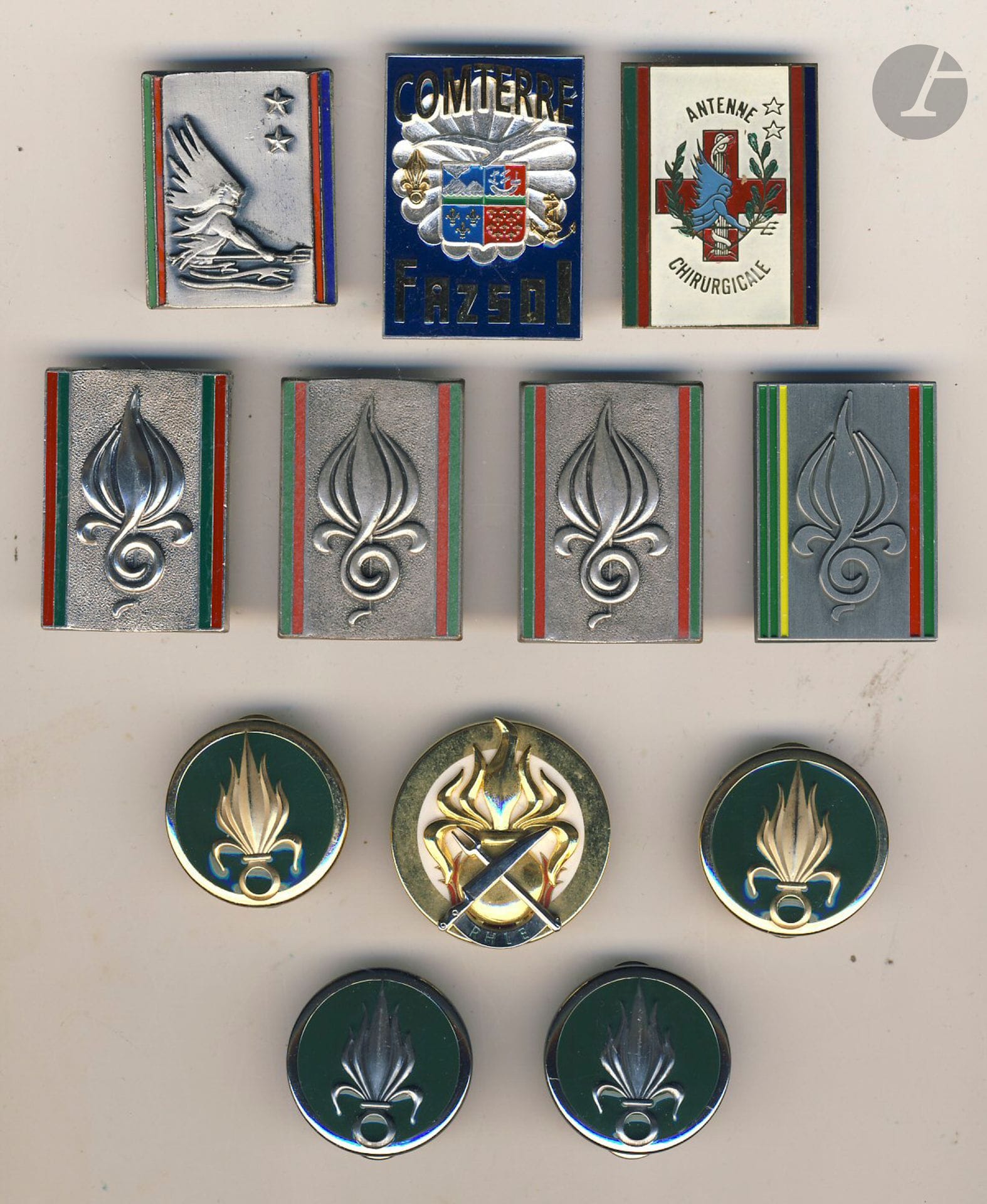Lot de 12 insignes GU Fazoil numéroté, 31e Brigade + antenne chirurgicale, 4 x Musique de la Légion Etrangère dont 2 numérotés, insigne RHLE LR, 2 paires d’insignes de col