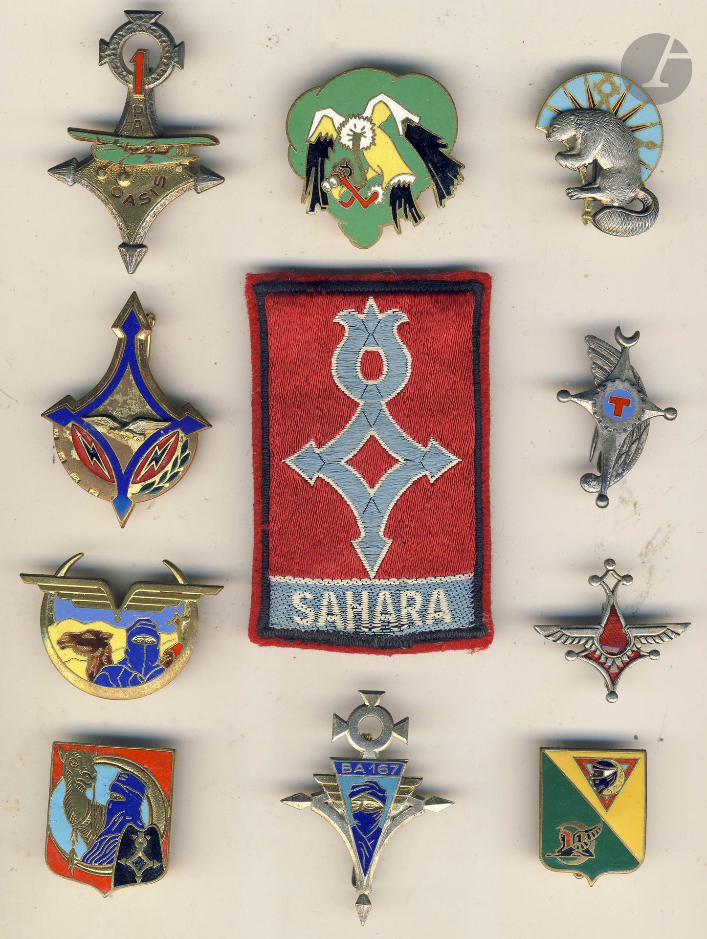 Lot de 11 insignes de l’ALAT 1er PAZO Oasis, PAT Aïn Sefra, et de l’Armée de l’air au Sahara dont GT/3/62, GAOM 88, GSRA 178, CIB 11, BA 167 Reggan