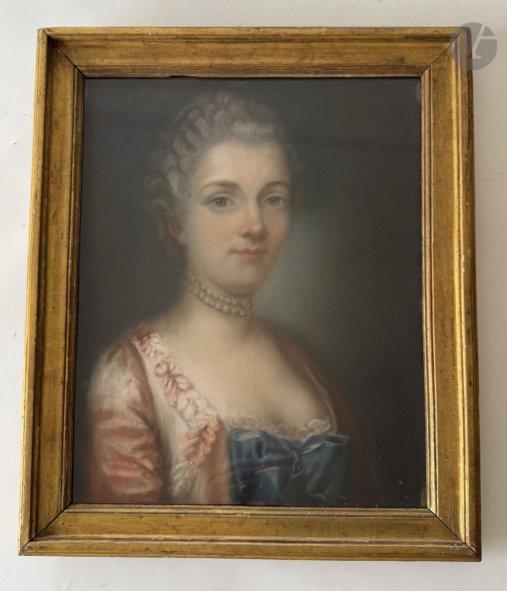 18th CENTURY ECOLE
Portrait of a Woman with a Blue Bow
Pastel.
H. 46 cm, L. 37 cm
With frame: H.: 57.5 cm, W.: 48 cm